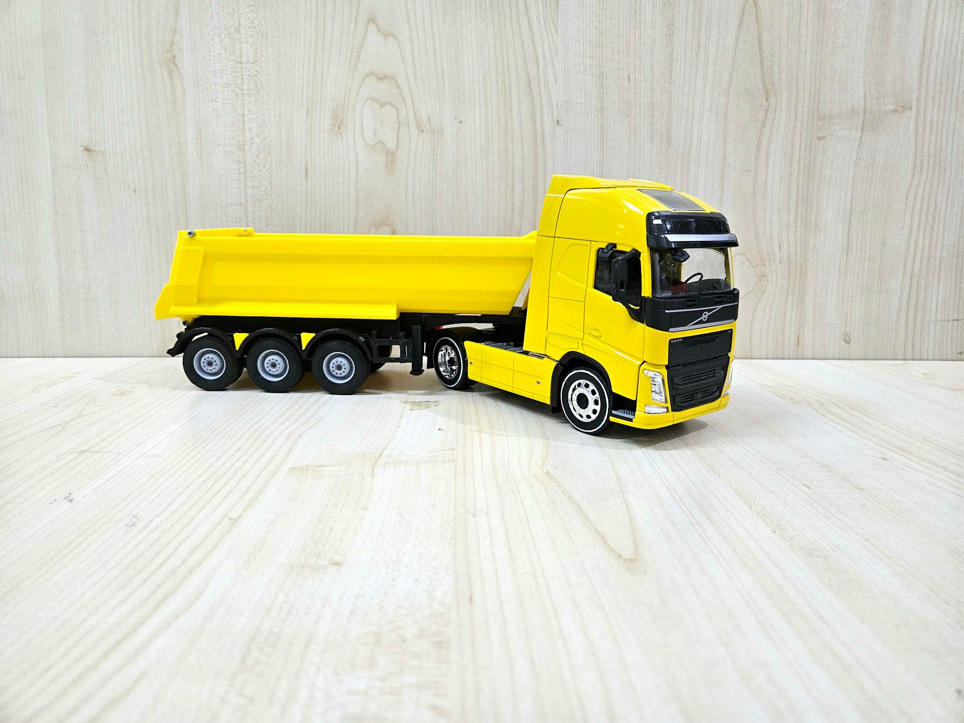 1/32 WELLY SARI VOLVO FH4 DAMPERLİ TIR MAKETİ