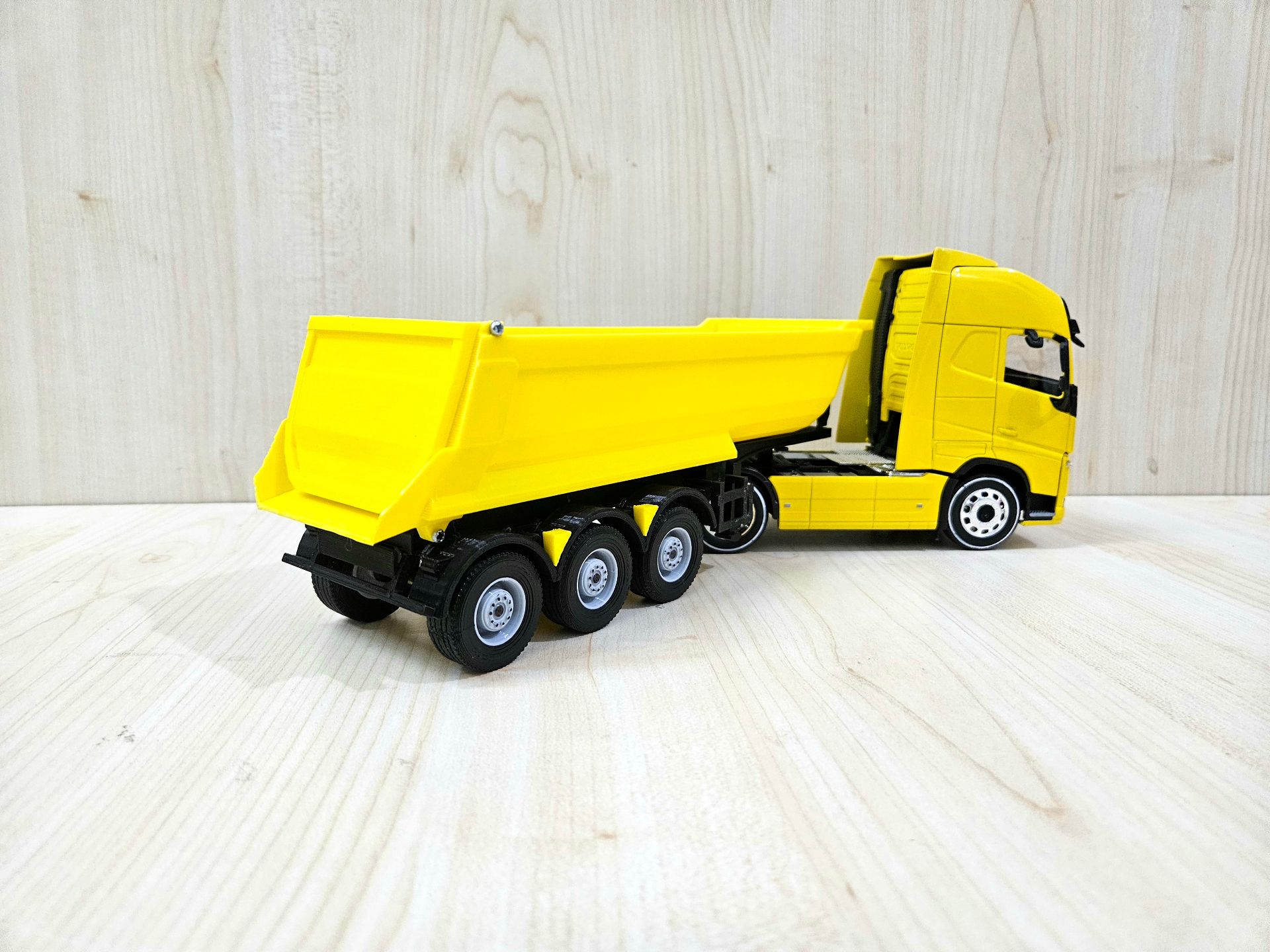 1/32 WELLY SARI VOLVO FH4 DAMPERLİ TIR MAKETİ