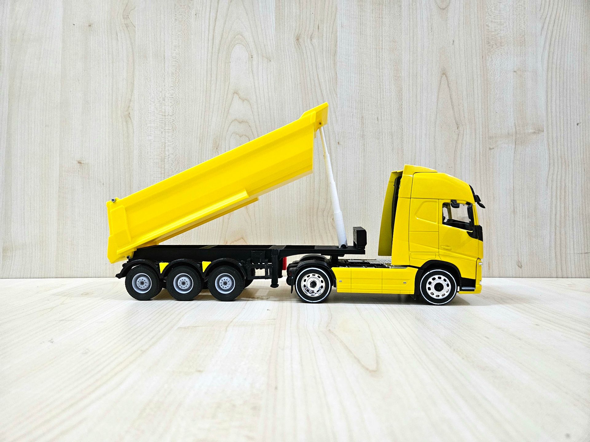 1/32 WELLY SARI VOLVO FH4 DAMPERLİ TIR MAKETİ