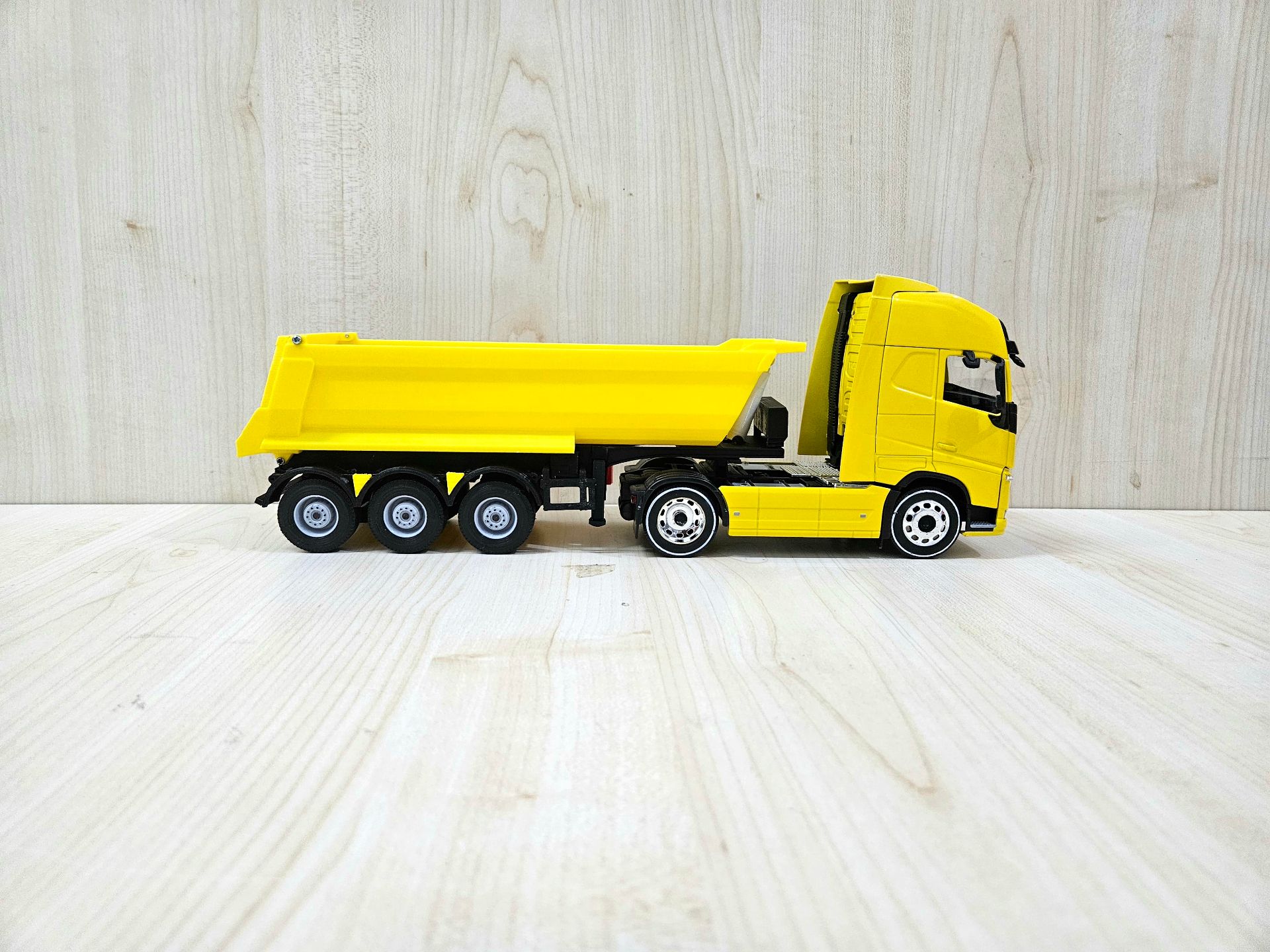 1/32 WELLY SARI VOLVO FH4 DAMPERLİ TIR MAKETİ