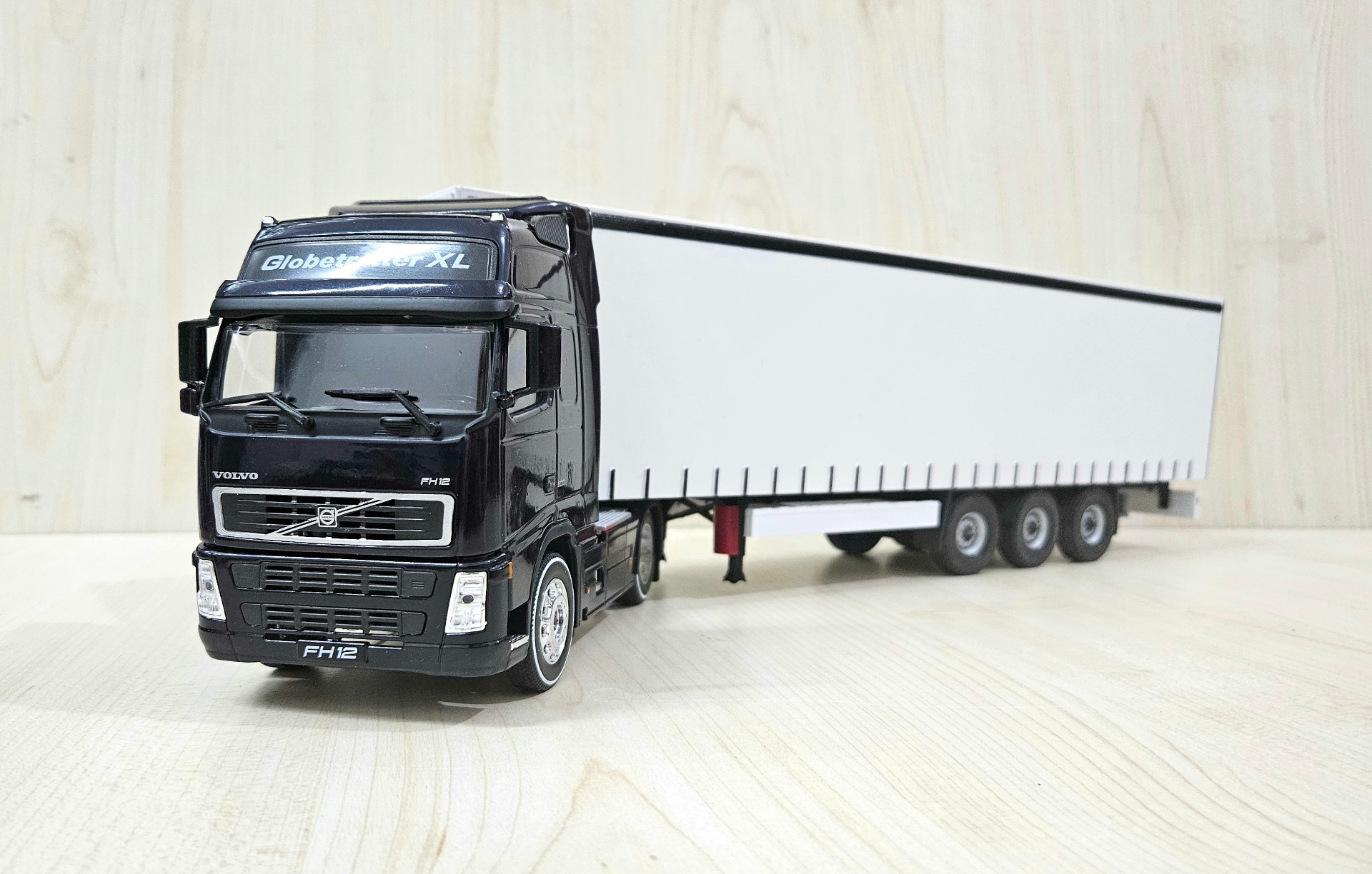 1/32 WELLY LACİVERT VOLVO FH3 TENTE DORSELİ TIR MAKETİ