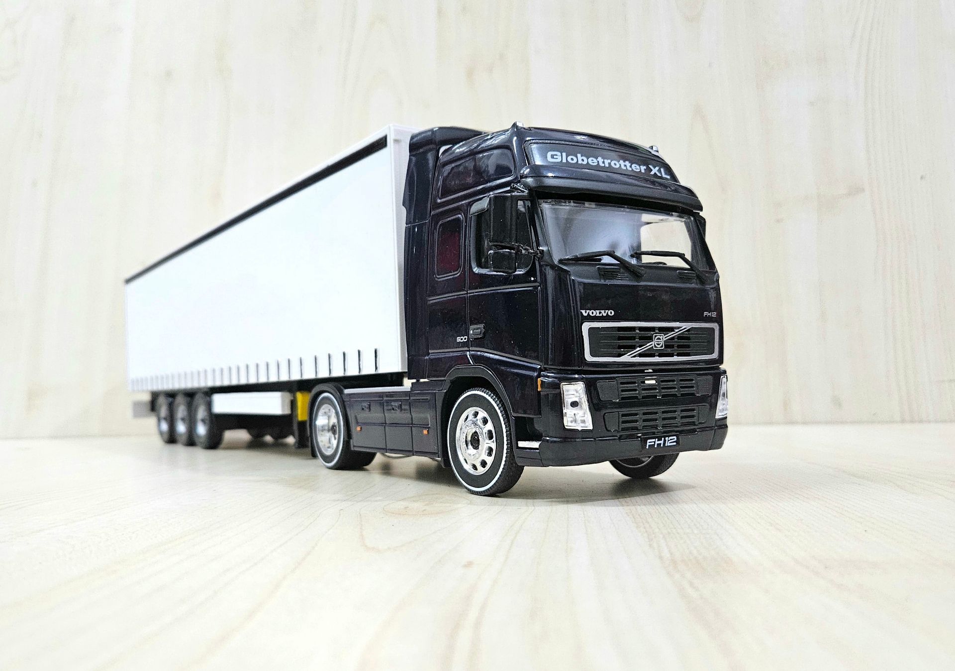 1/32 WELLY LACİVERT VOLVO FH3 TENTE DORSELİ TIR MAKETİ