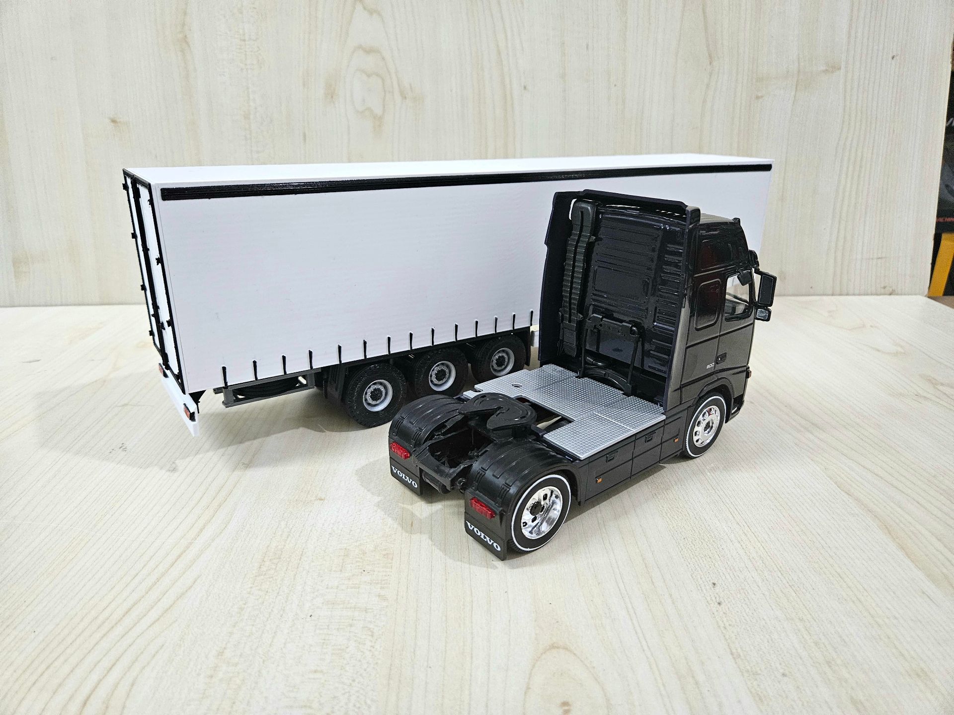 1/32 WELLY LACİVERT VOLVO FH3 TENTE DORSELİ TIR MAKETİ