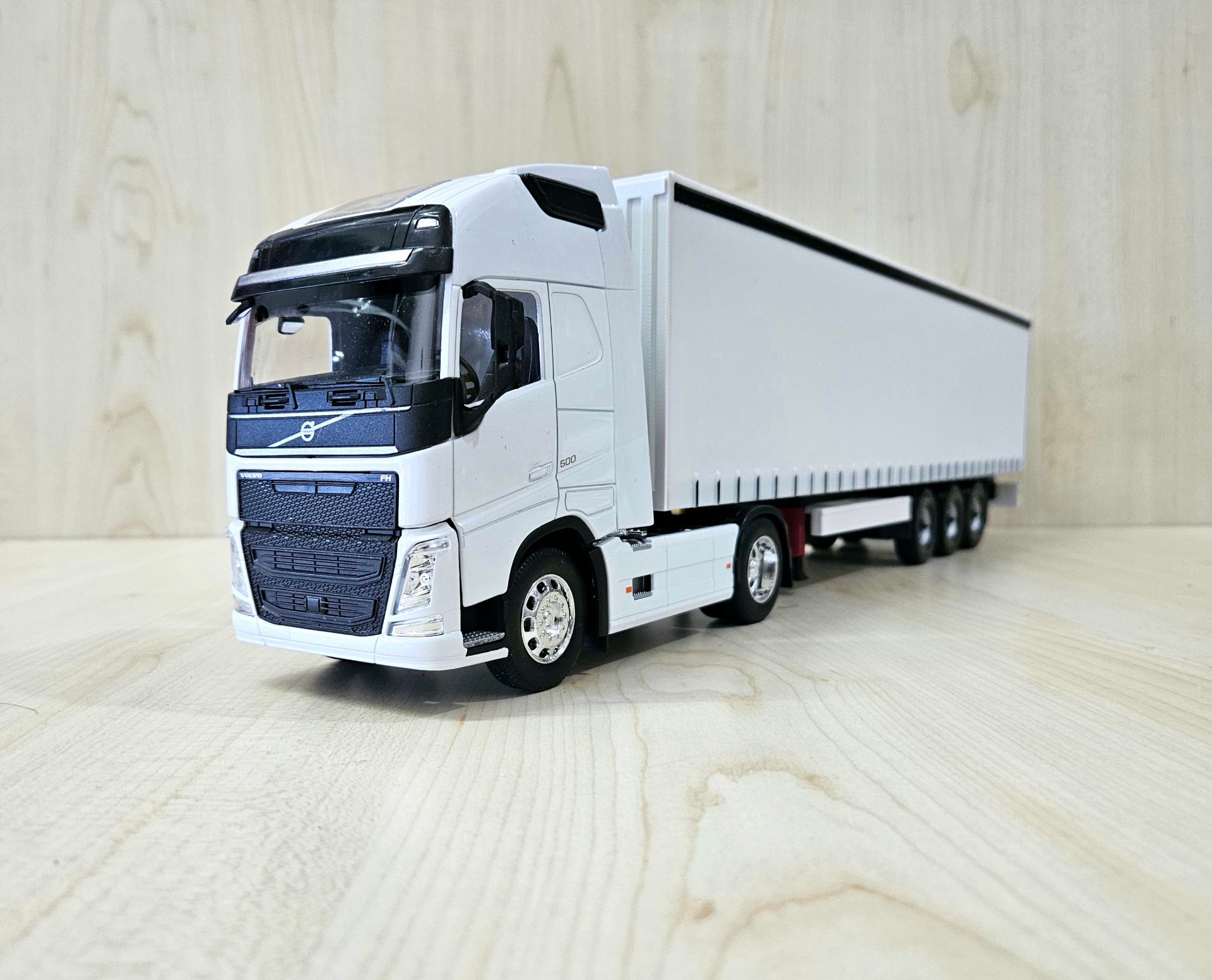 1/32 WELLY BEYAZ VOLVO FH4 TENTE DORSELİ TIR MAKETİ