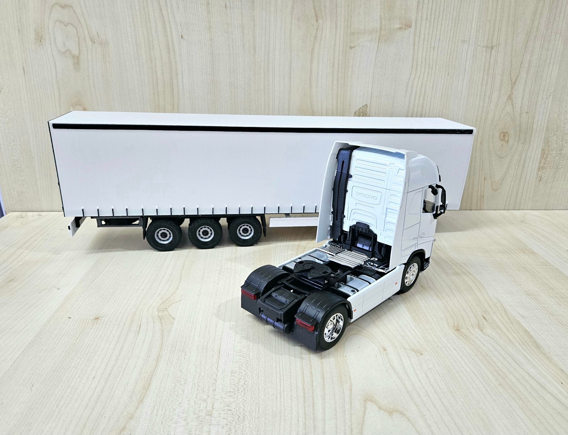 1/32 WELLY BEYAZ VOLVO FH4 TENTE DORSELİ TIR MAKETİ