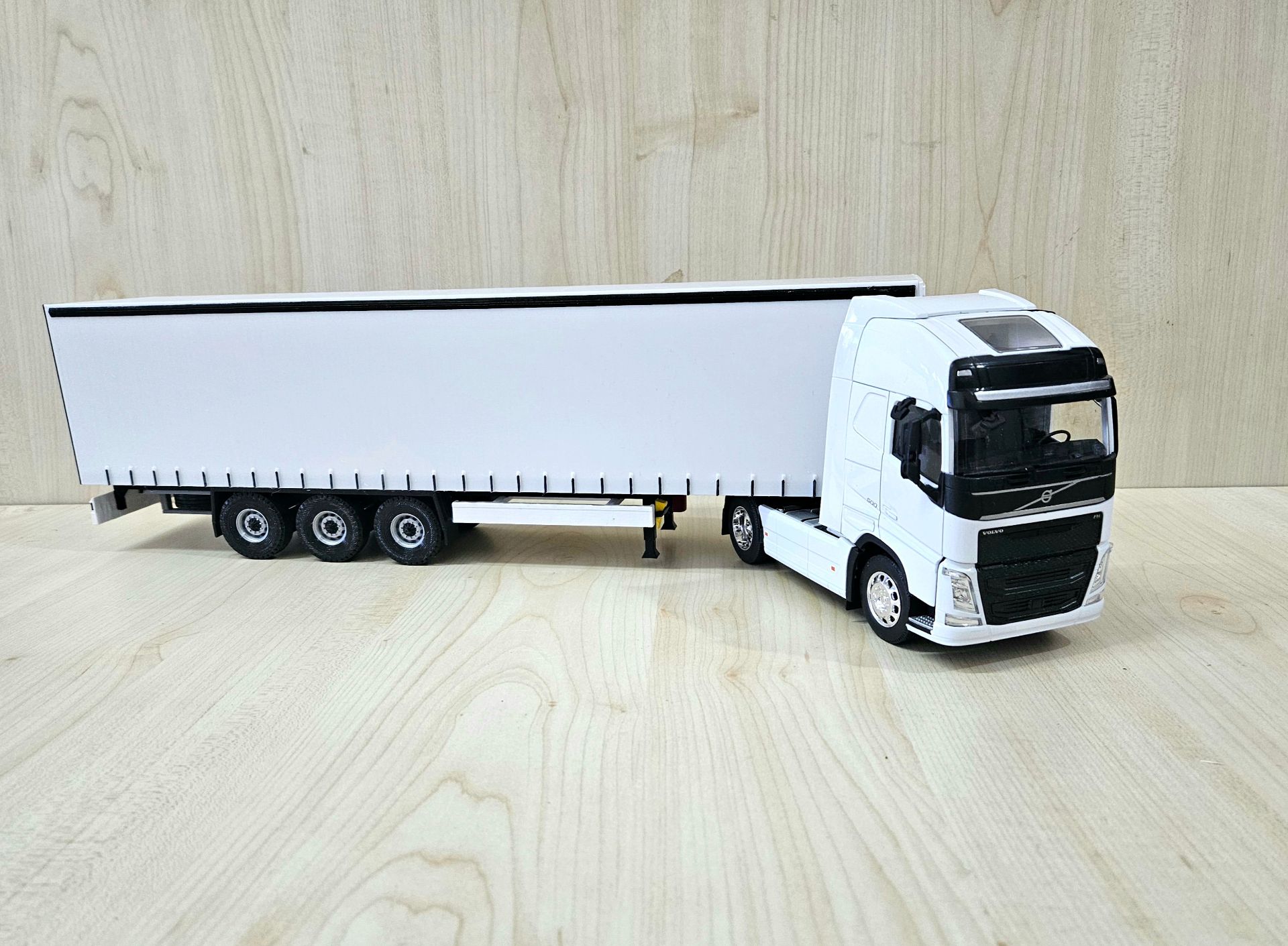 1/32 WELLY BEYAZ VOLVO FH4 TENTE DORSELİ TIR MAKETİ