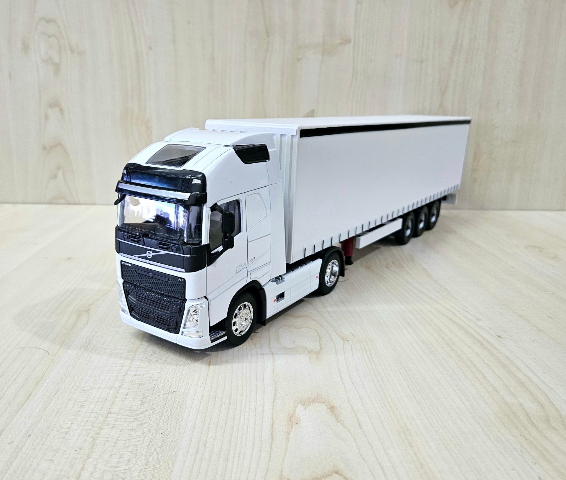 1/32 WELLY BEYAZ VOLVO FH4 TENTE DORSELİ TIR MAKETİ