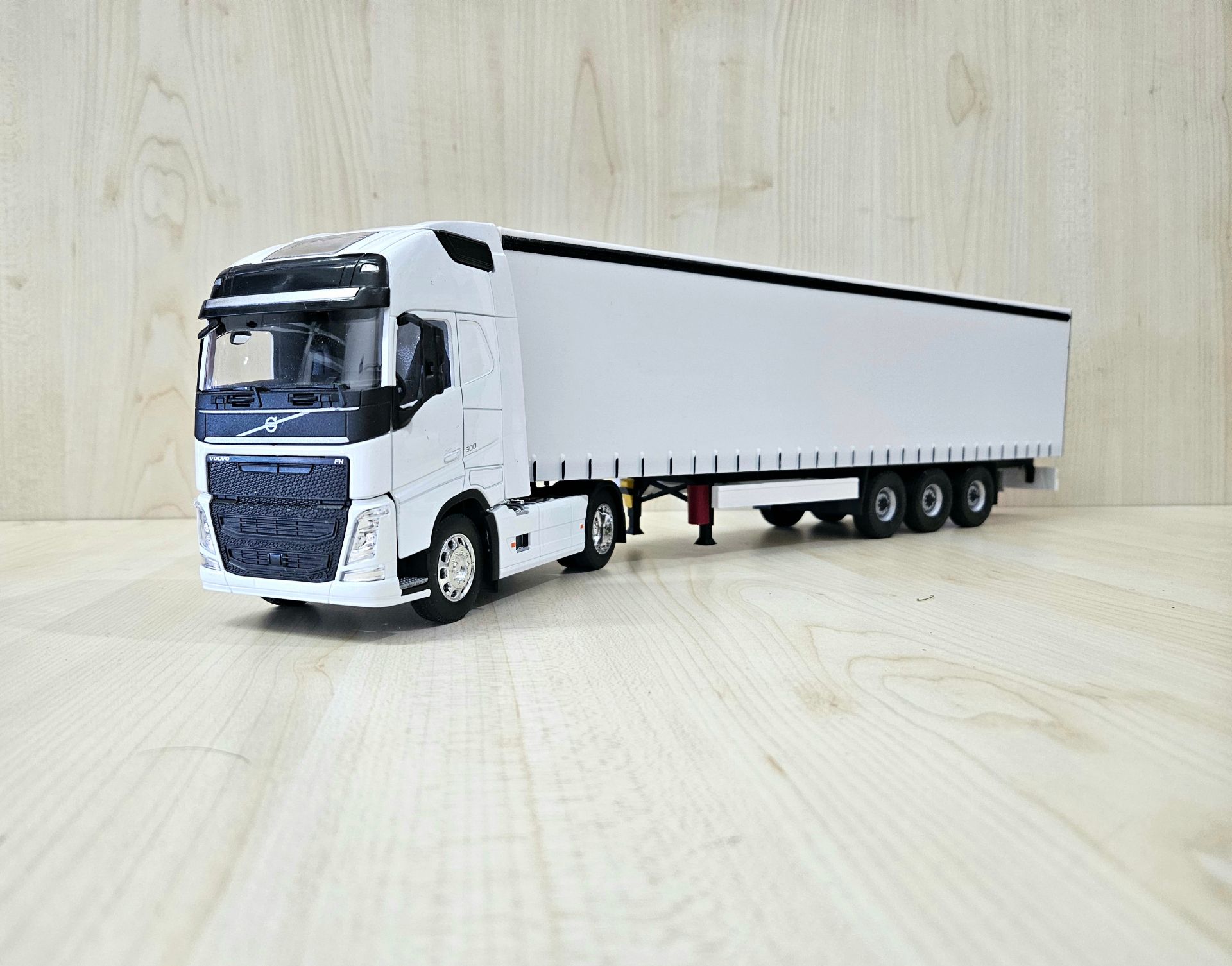 1/32 WELLY BEYAZ VOLVO FH4 TENTE DORSELİ TIR MAKETİ