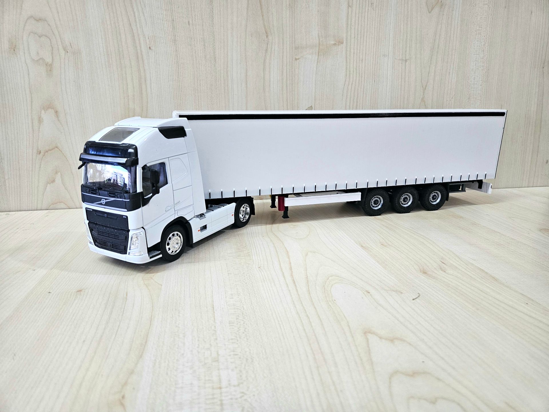1/32 WELLY BEYAZ VOLVO FH4 TENTE DORSELİ TIR MAKETİ