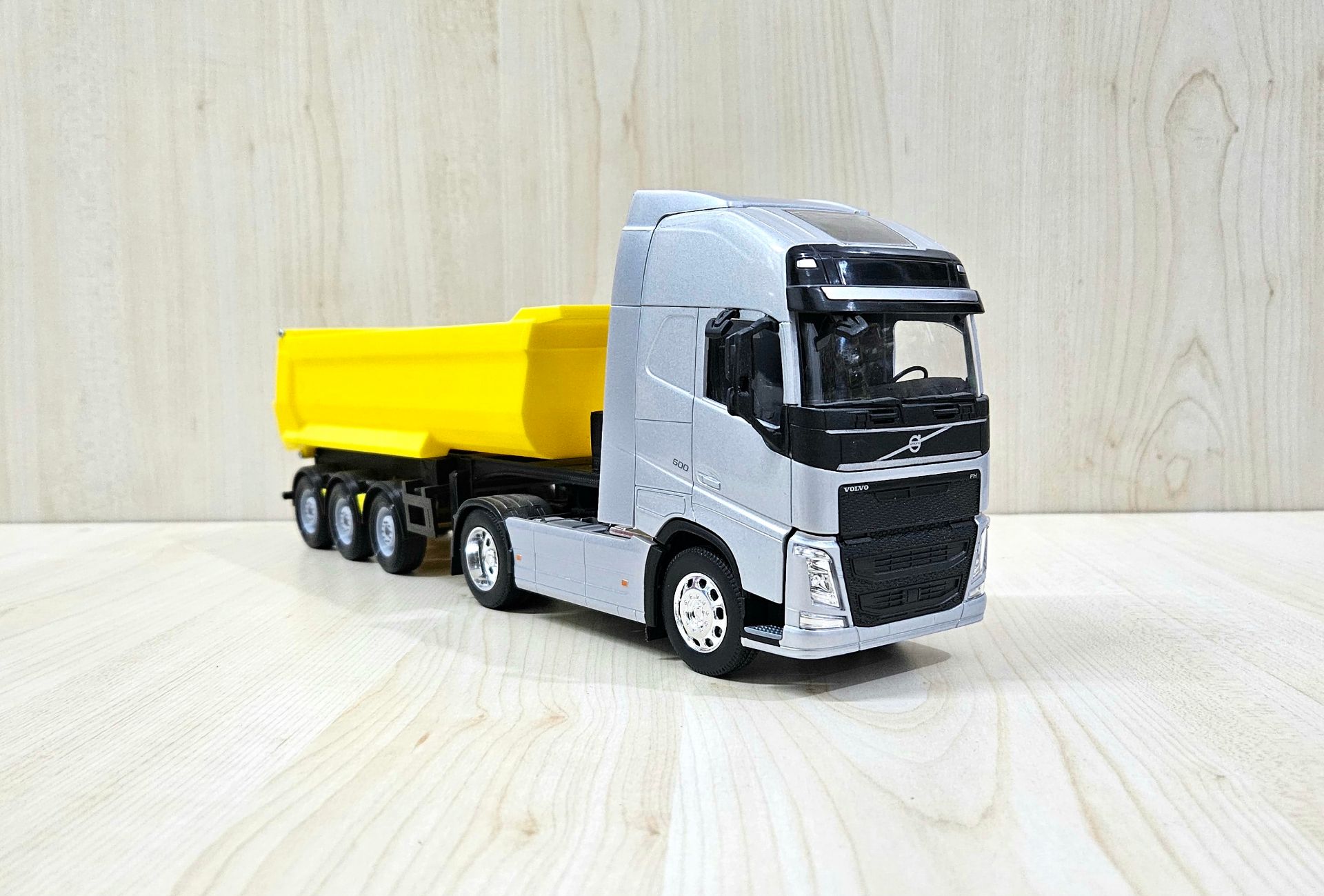 1/32 WELLY GRİ VOLVO FH4 DAMPERLİ TIR MAKETİ