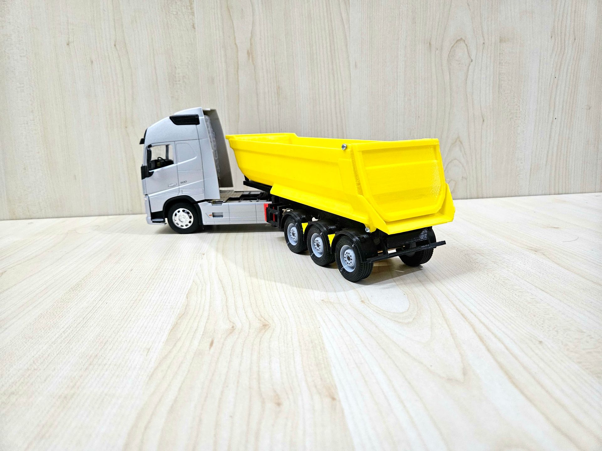 1/32 WELLY GRİ VOLVO FH4 DAMPERLİ TIR MAKETİ