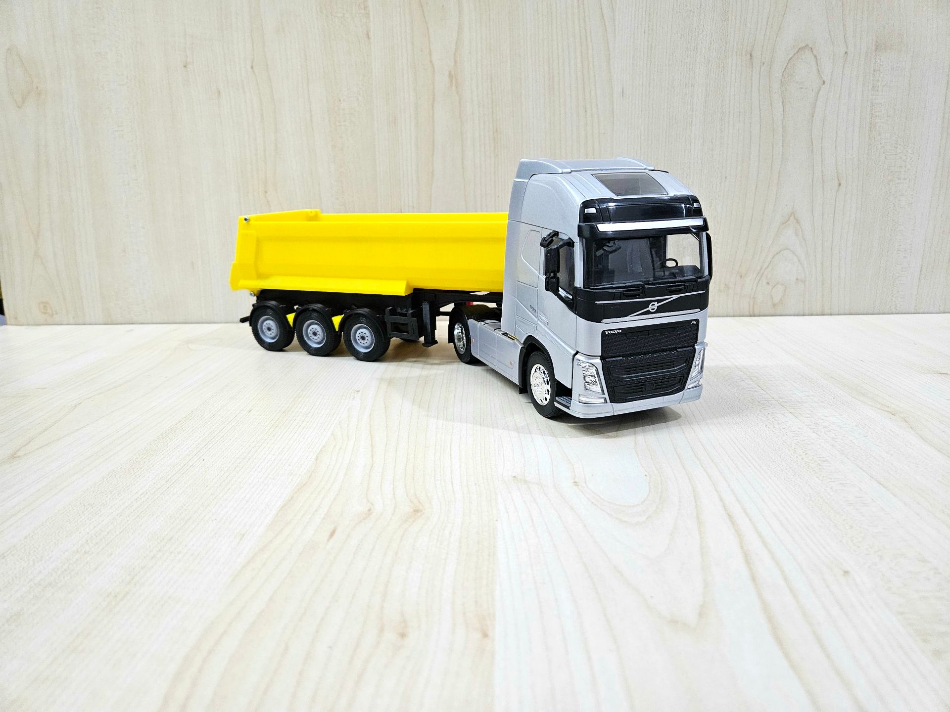 1/32 WELLY GRİ VOLVO FH4 DAMPERLİ TIR MAKETİ
