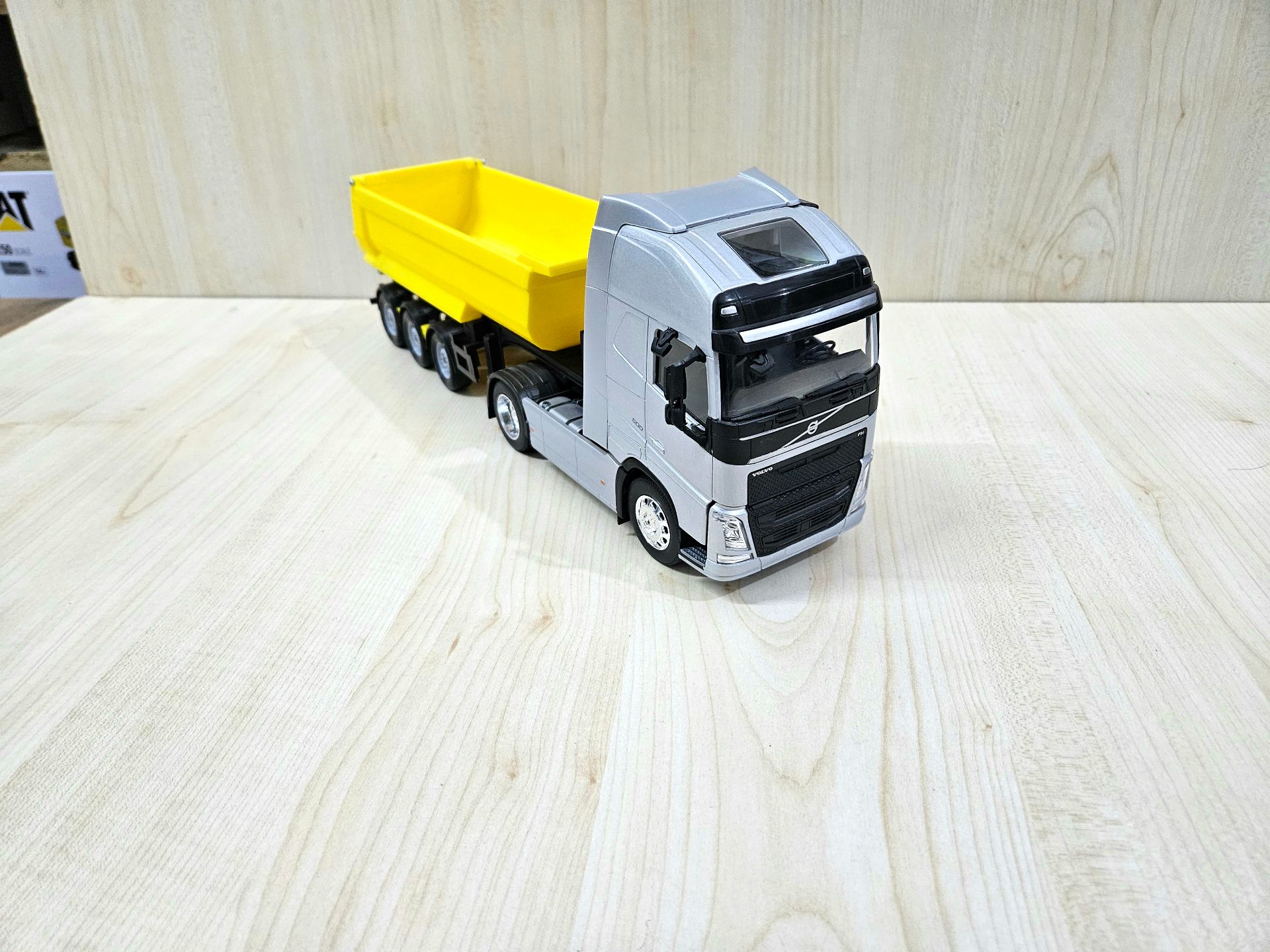 1/32 WELLY GRİ VOLVO FH4 DAMPERLİ TIR MAKETİ