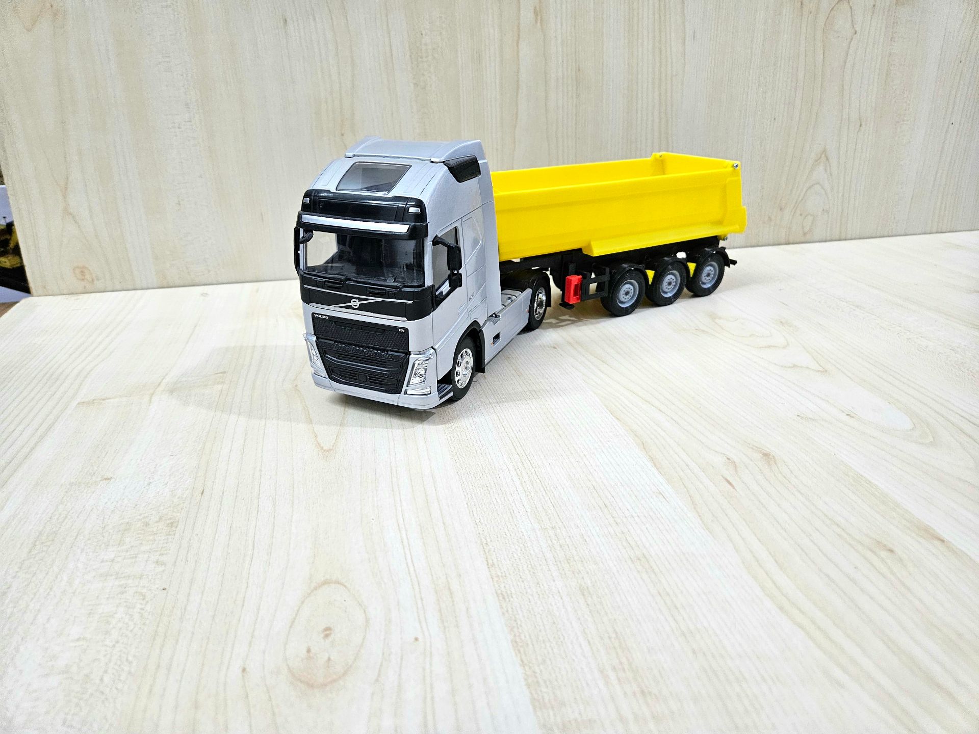 1/32 WELLY GRİ VOLVO FH4 DAMPERLİ TIR MAKETİ