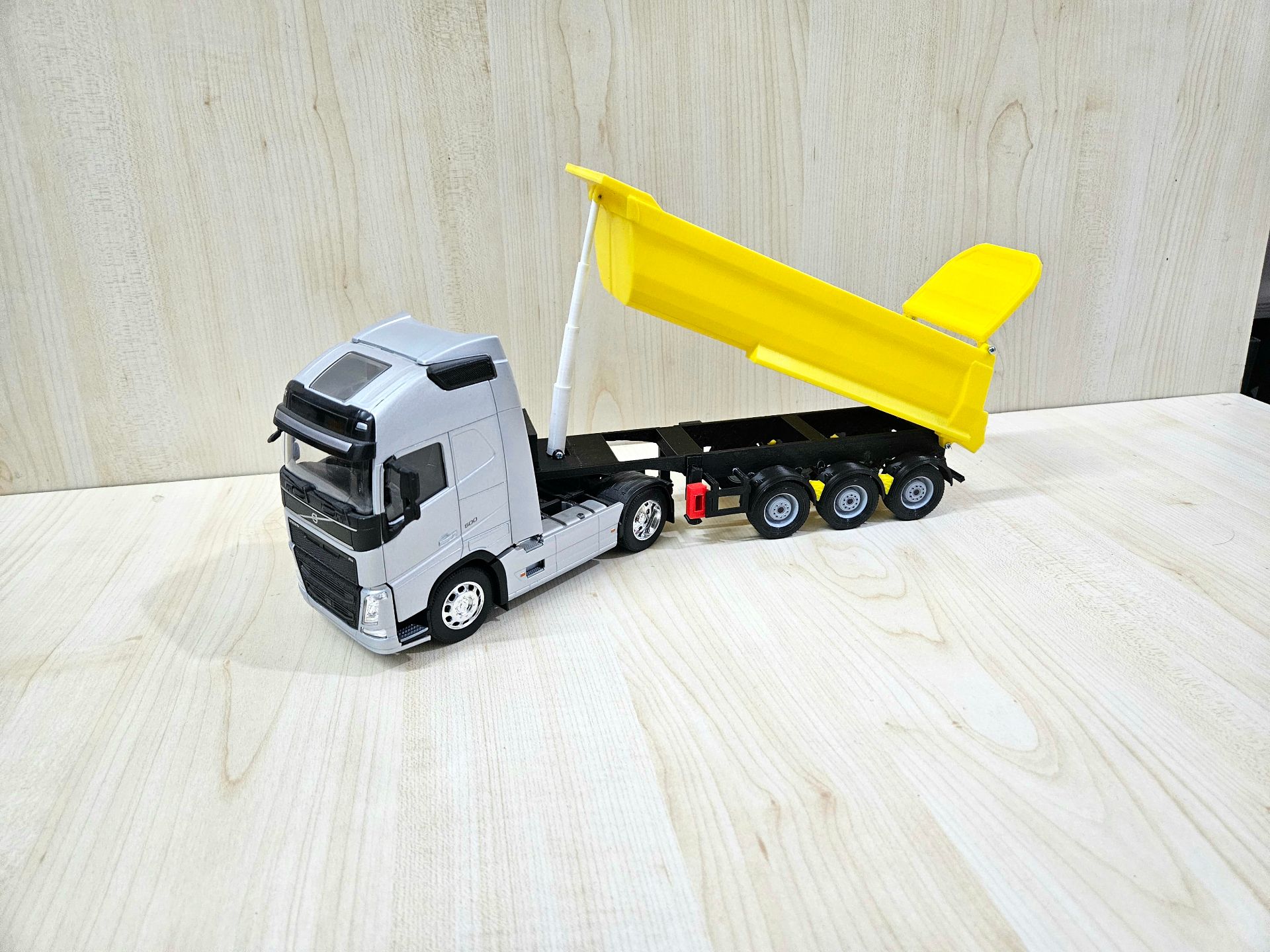 1/32 WELLY GRİ VOLVO FH4 DAMPERLİ TIR MAKETİ