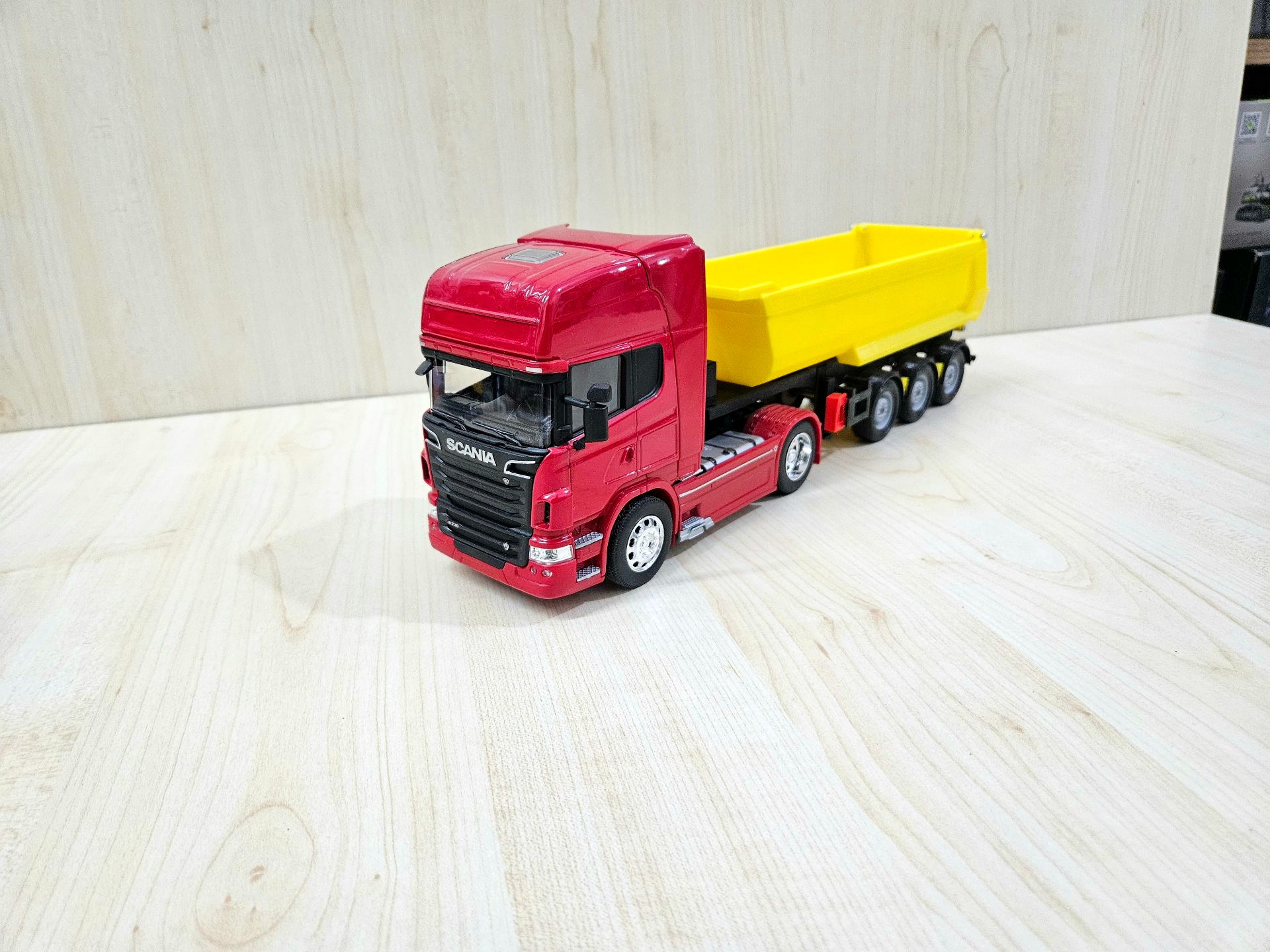 1/32 WELLY SCANIA R730 DAMPERLİ TIR MAKETİ
