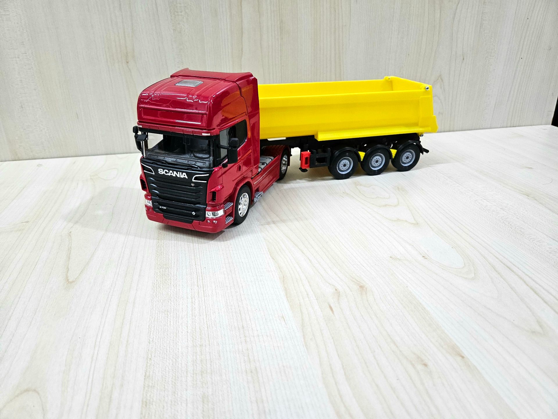 1/32 WELLY SCANIA R730 DAMPERLİ TIR MAKETİ