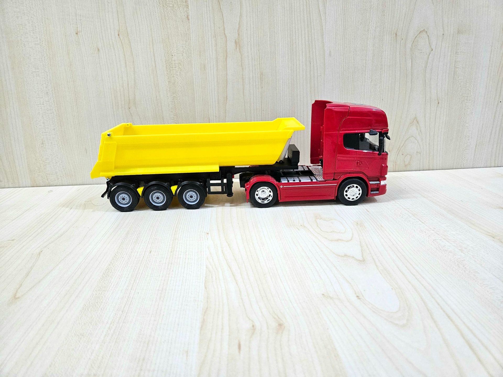 1/32 WELLY SCANIA R730 DAMPERLİ TIR MAKETİ