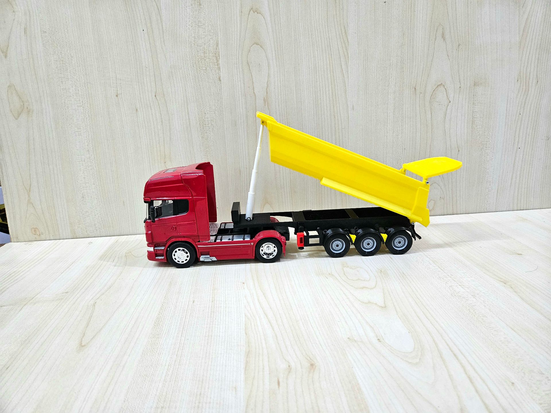 1/32 WELLY SCANIA R730 DAMPERLİ TIR MAKETİ