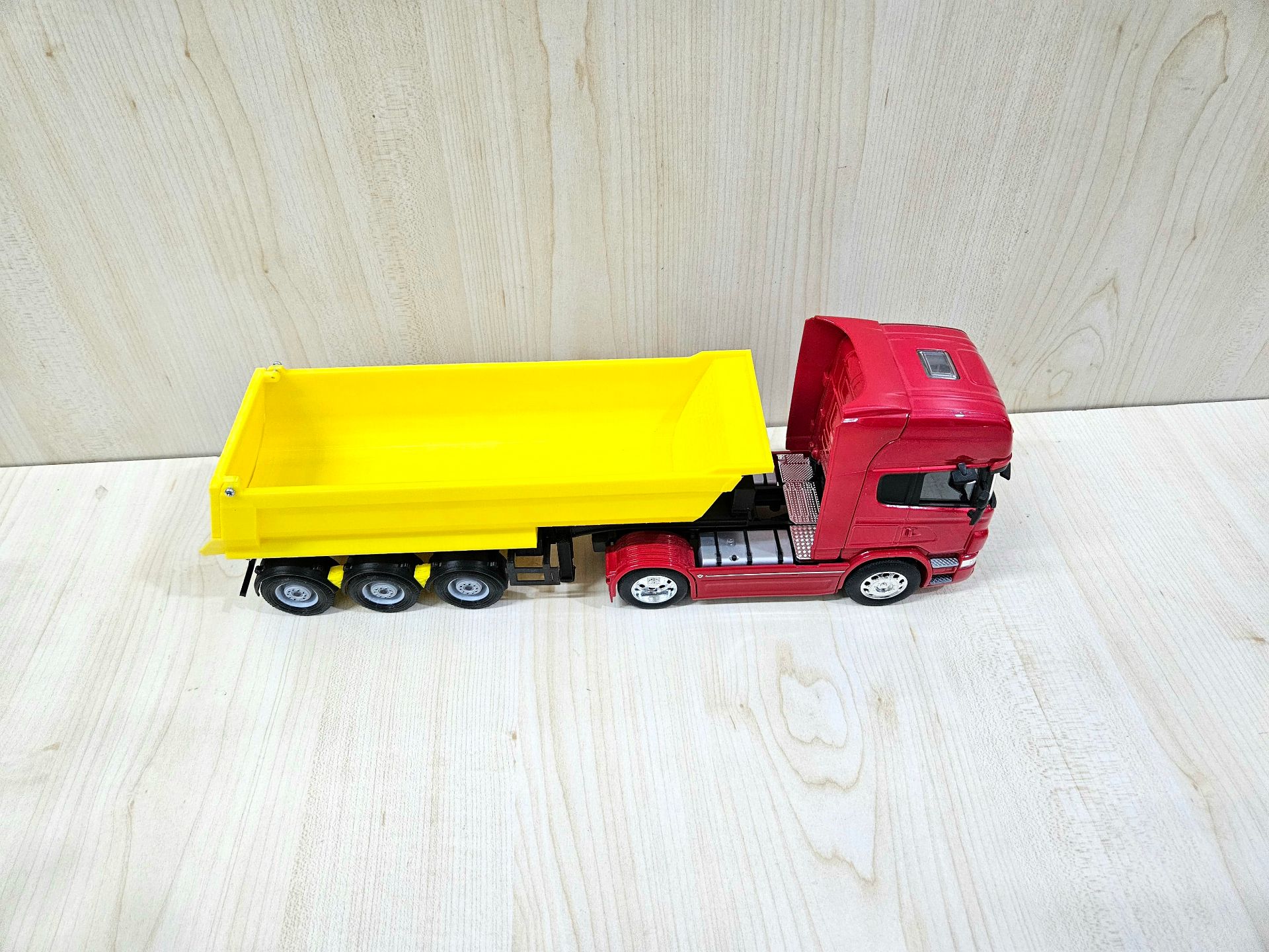 1/32 WELLY SCANIA R730 DAMPERLİ TIR MAKETİ