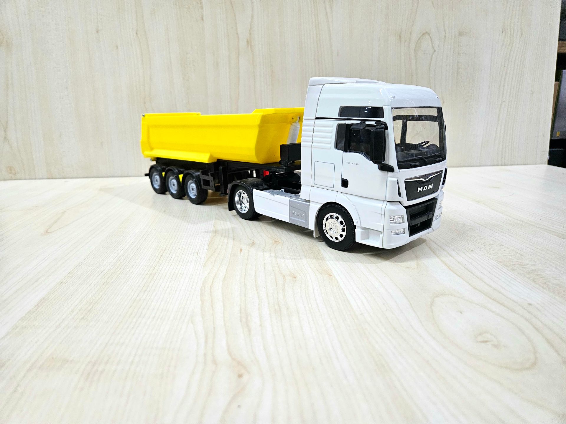 1/32 WELLY MAN TGX DAMPERLİ TIR MAKETİ