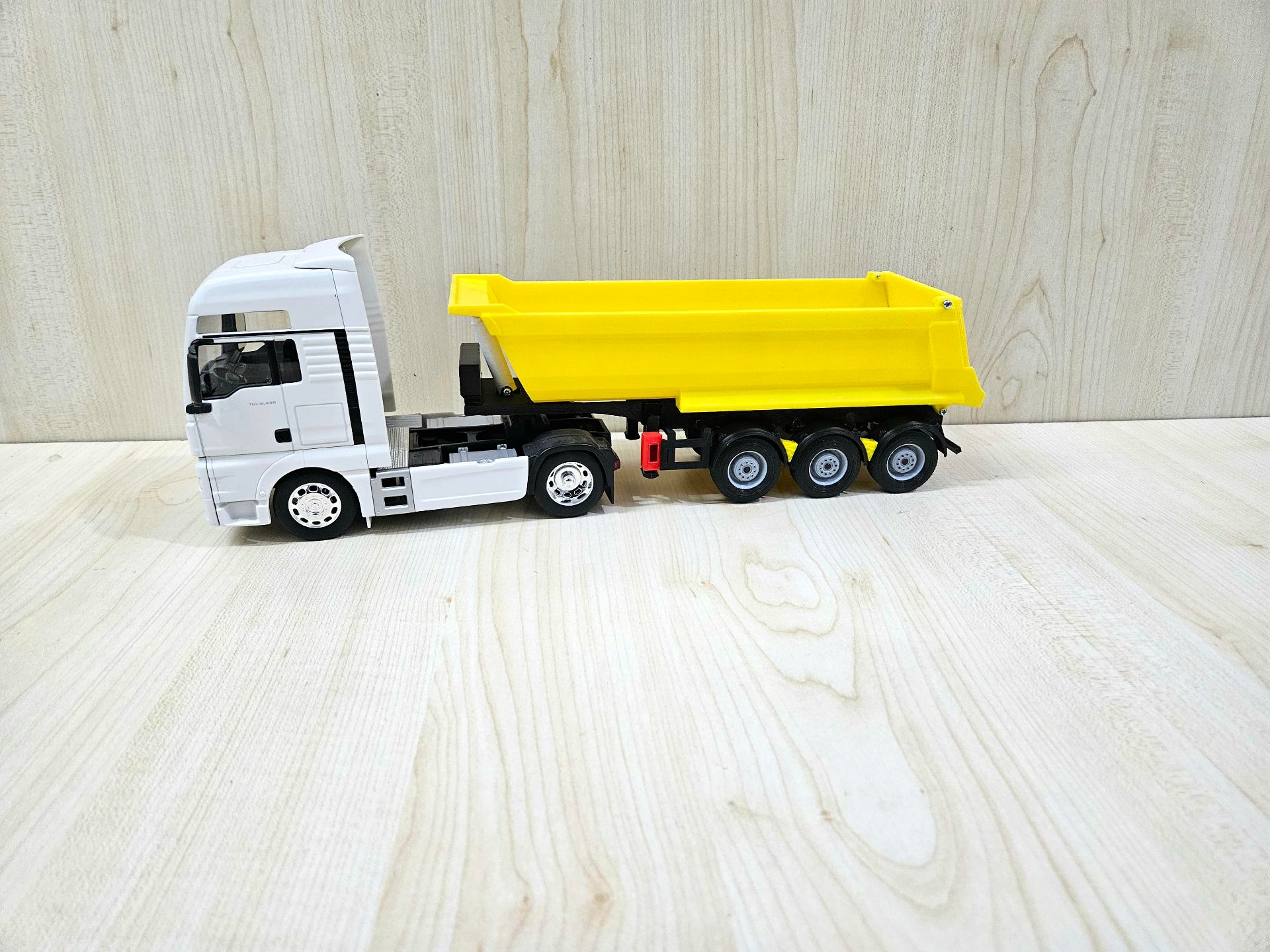 1/32 WELLY MAN TGX DAMPERLİ TIR MAKETİ