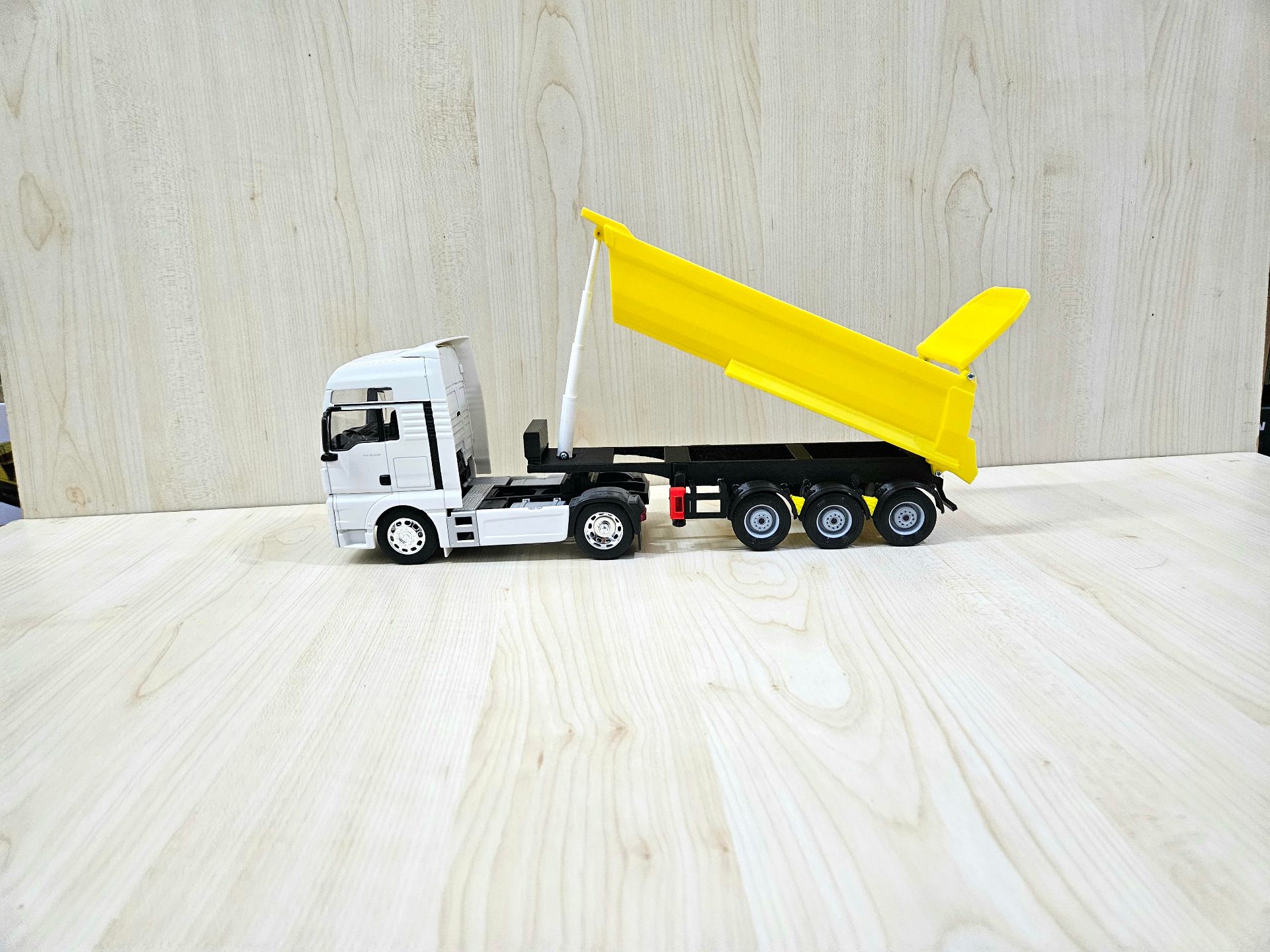 1/32 WELLY MAN TGX DAMPERLİ TIR MAKETİ