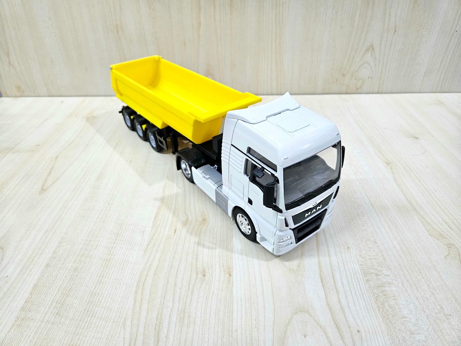 1/32 WELLY MAN TGX DAMPERLİ TIR MAKETİ
