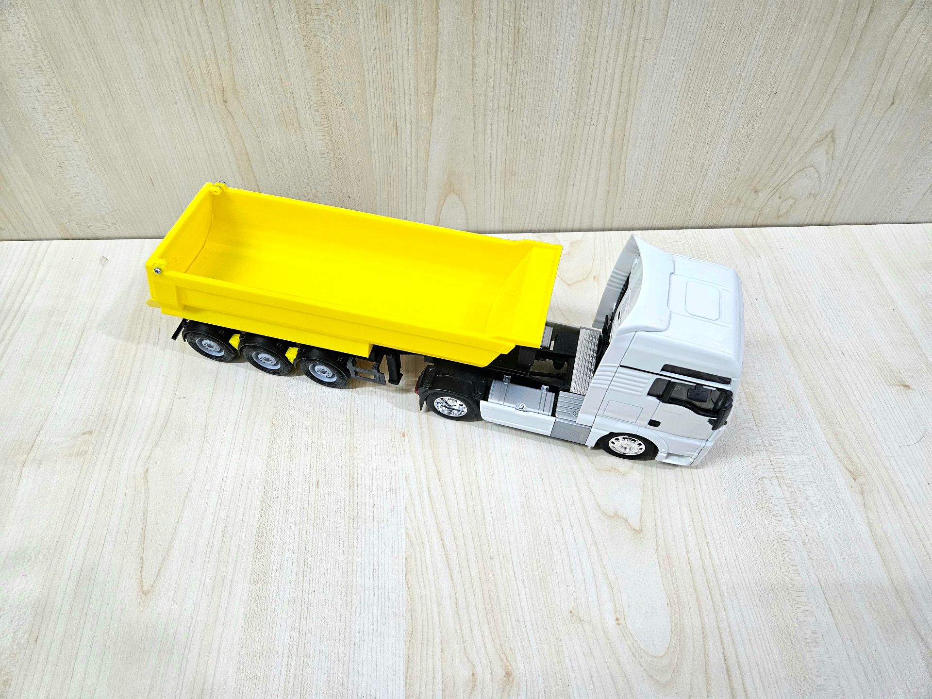 1/32 WELLY MAN TGX DAMPERLİ TIR MAKETİ