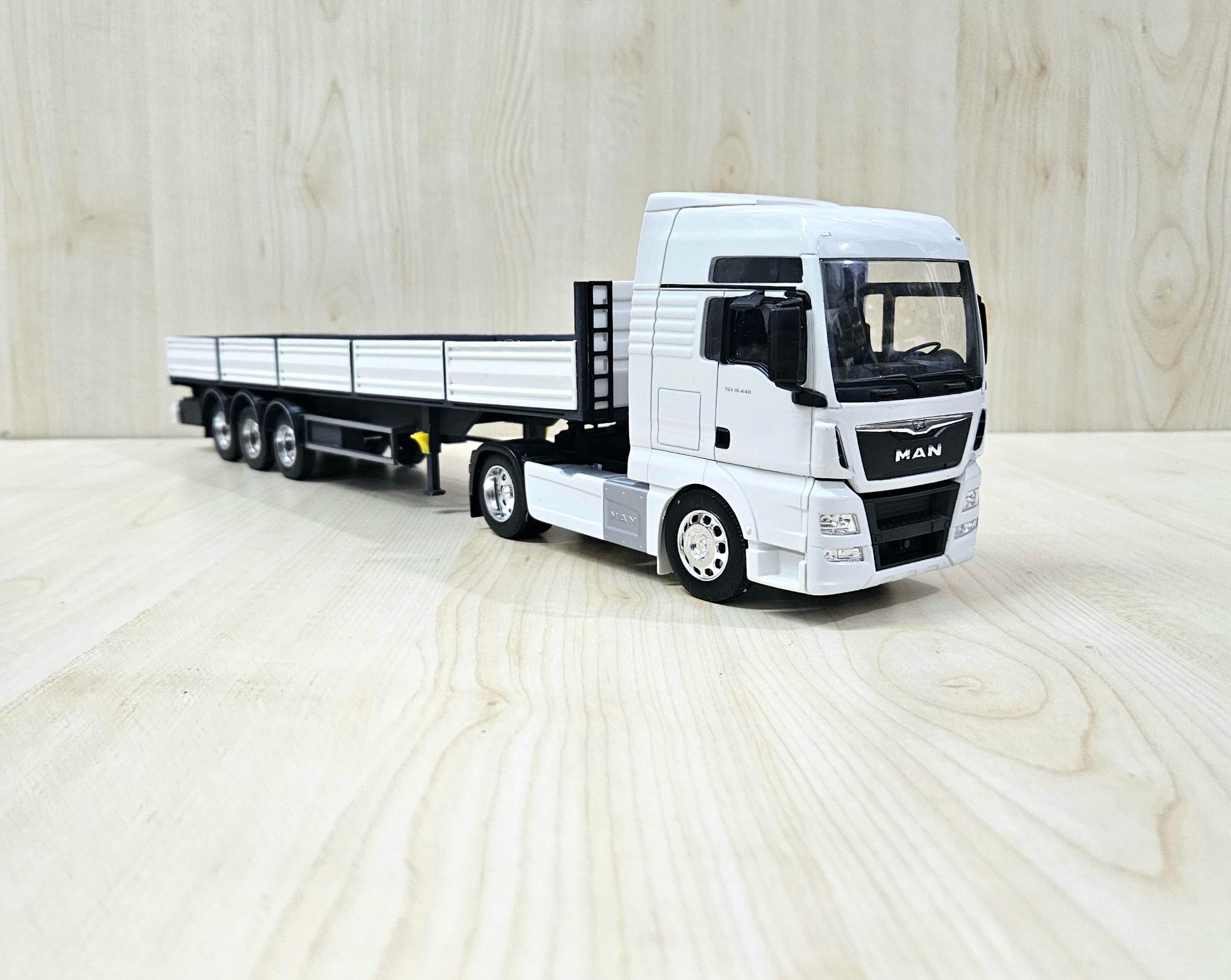 1/32 WELLY MAN TGX SAL DORSELİ TIR MAKETİ