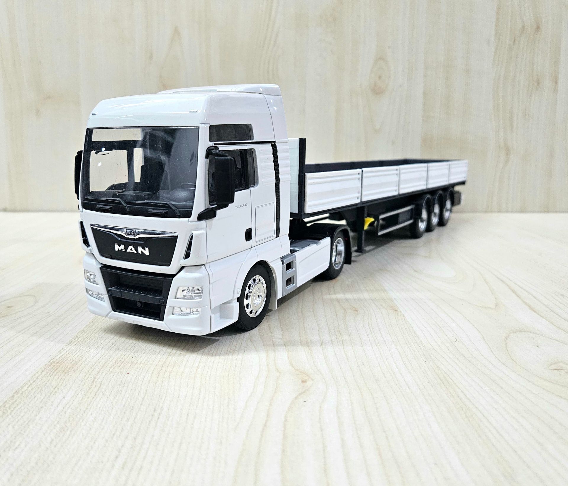 1/32 WELLY MAN TGX SAL DORSELİ TIR MAKETİ