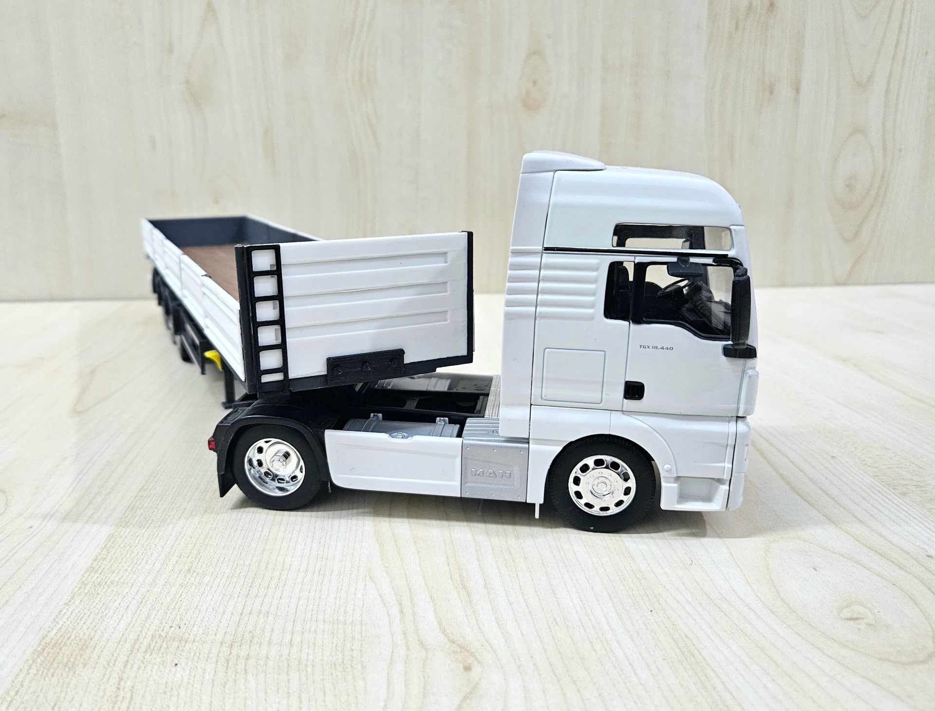 1/32 WELLY MAN TGX SAL DORSELİ TIR MAKETİ