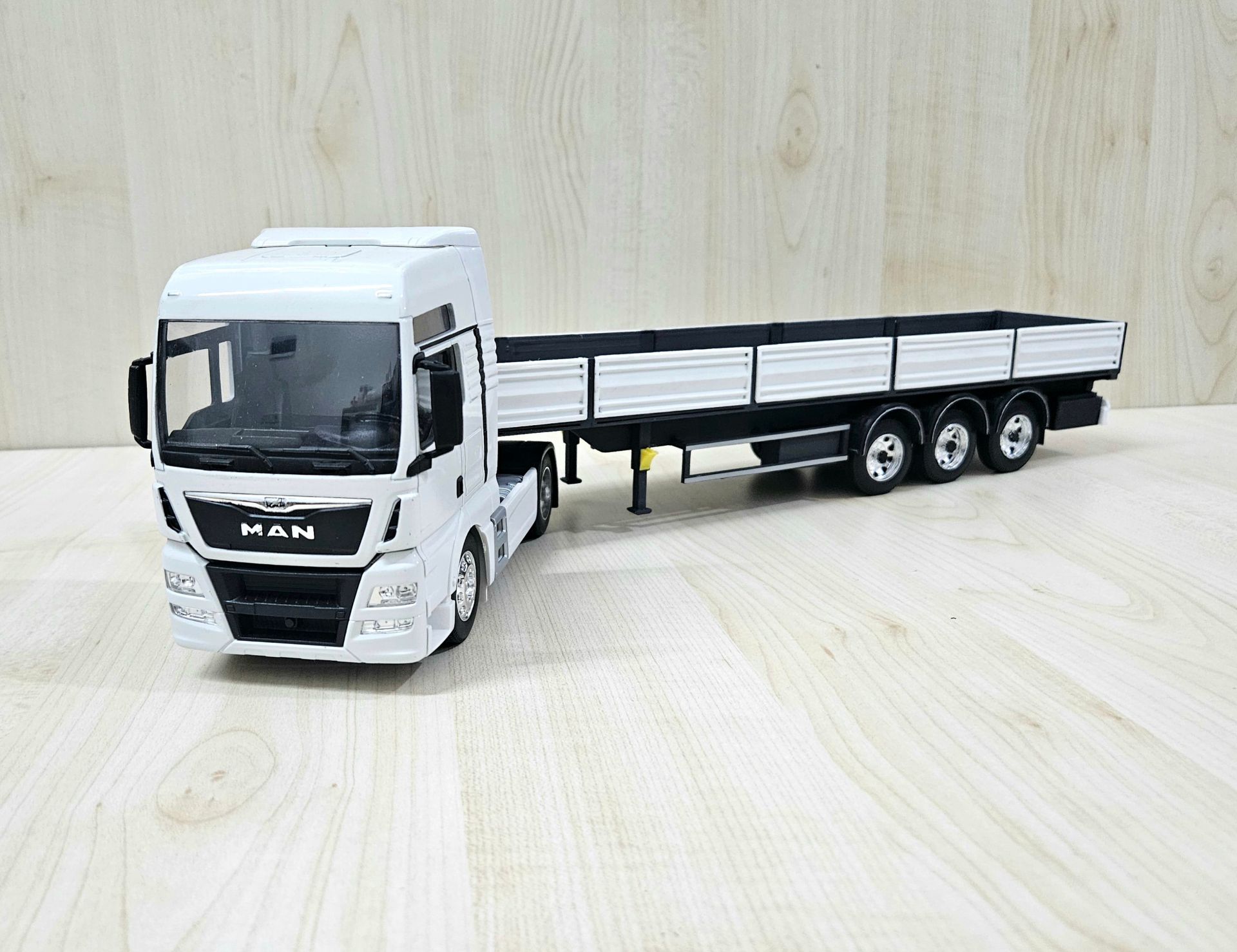 1/32 WELLY MAN TGX SAL DORSELİ TIR MAKETİ