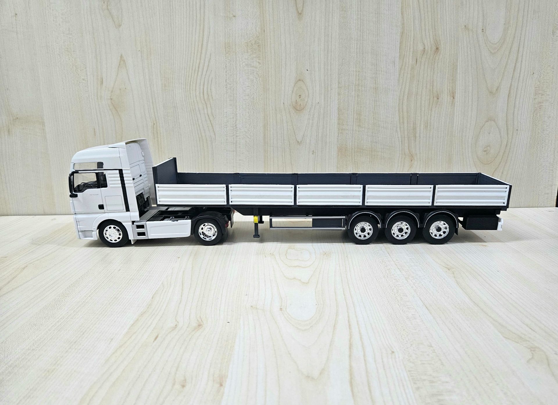 1/32 WELLY MAN TGX SAL DORSELİ TIR MAKETİ