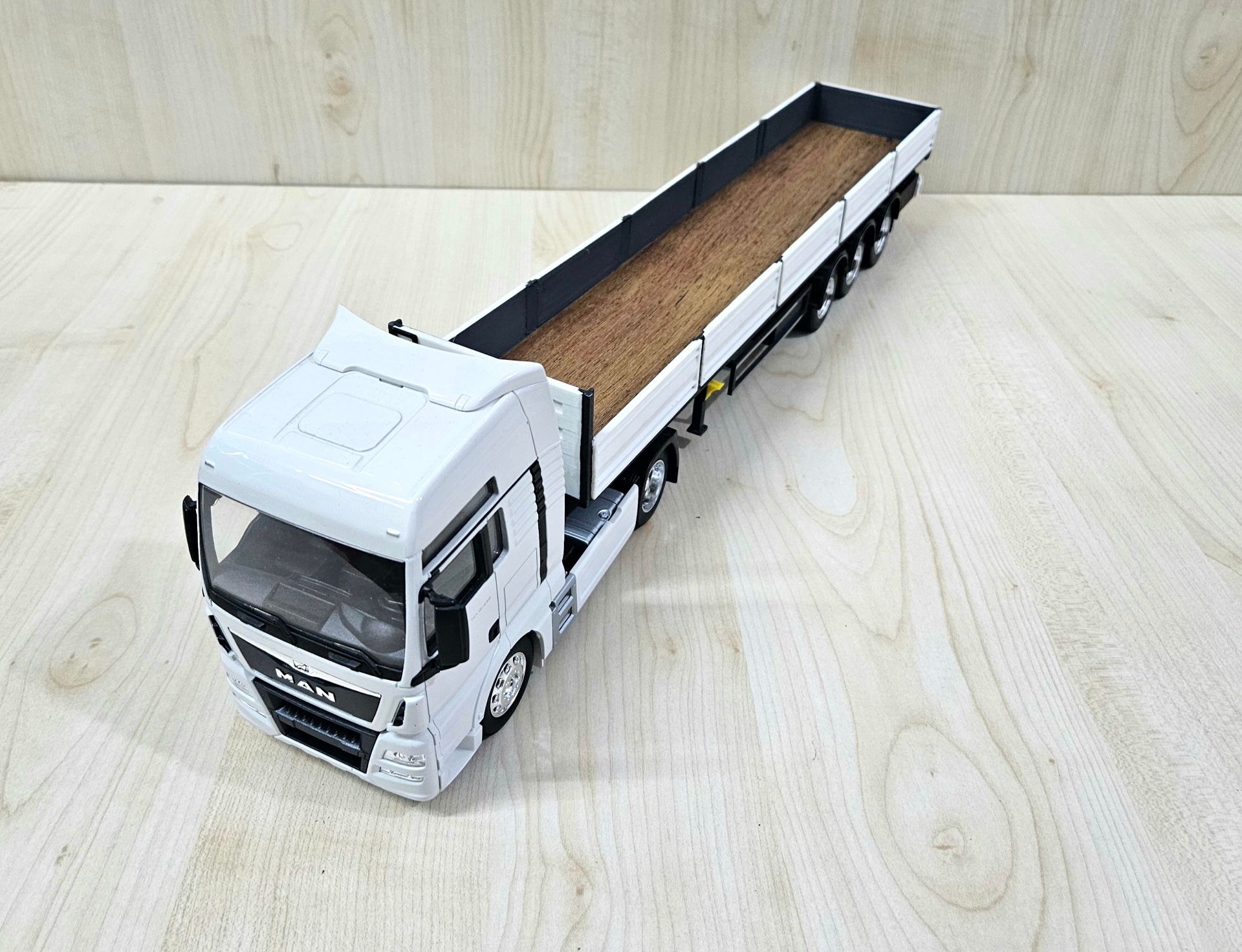 1/32 WELLY MAN TGX SAL DORSELİ TIR MAKETİ