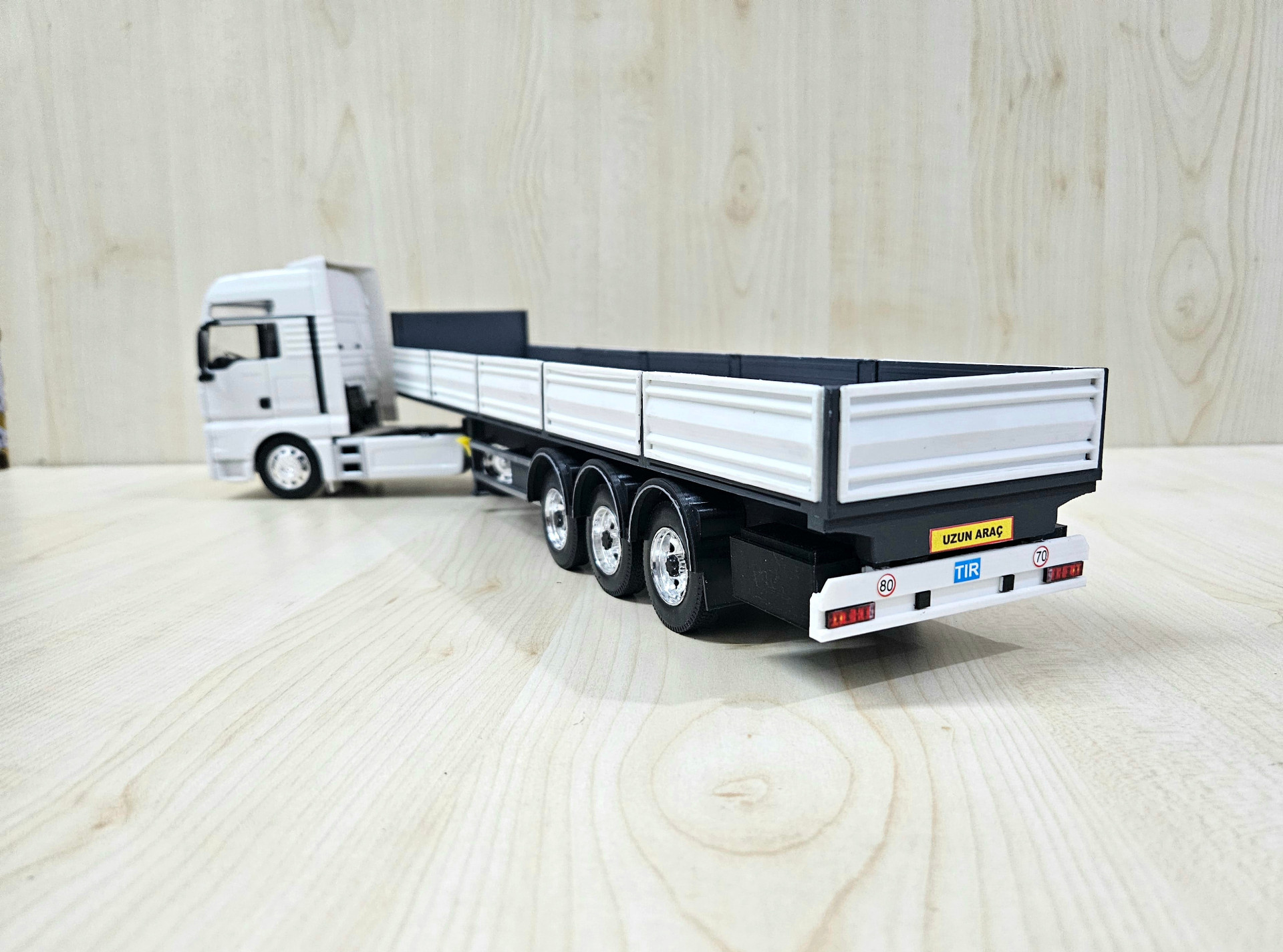 1/32 WELLY MAN TGX SAL DORSELİ TIR MAKETİ