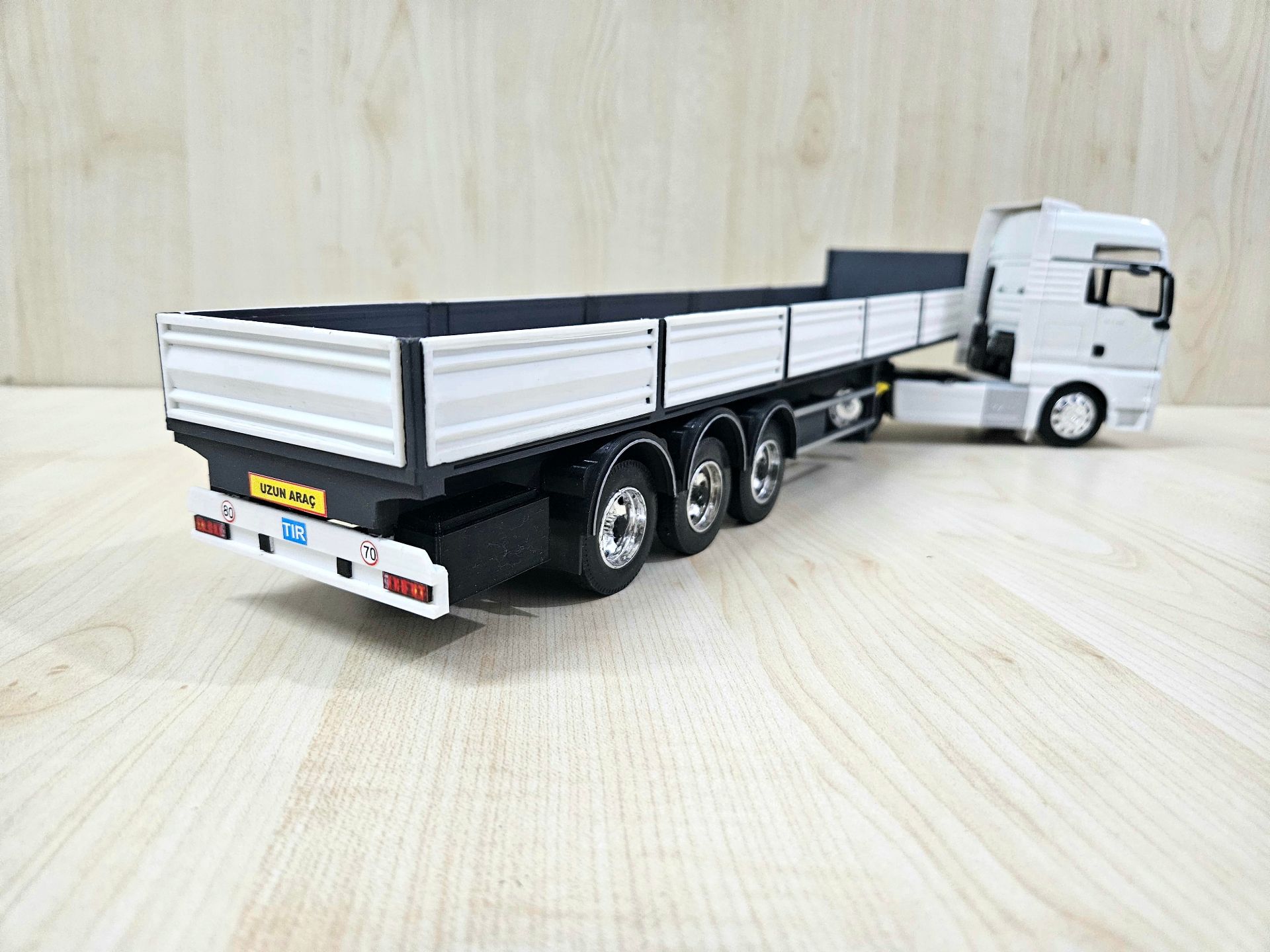 1/32 WELLY MAN TGX SAL DORSELİ TIR MAKETİ