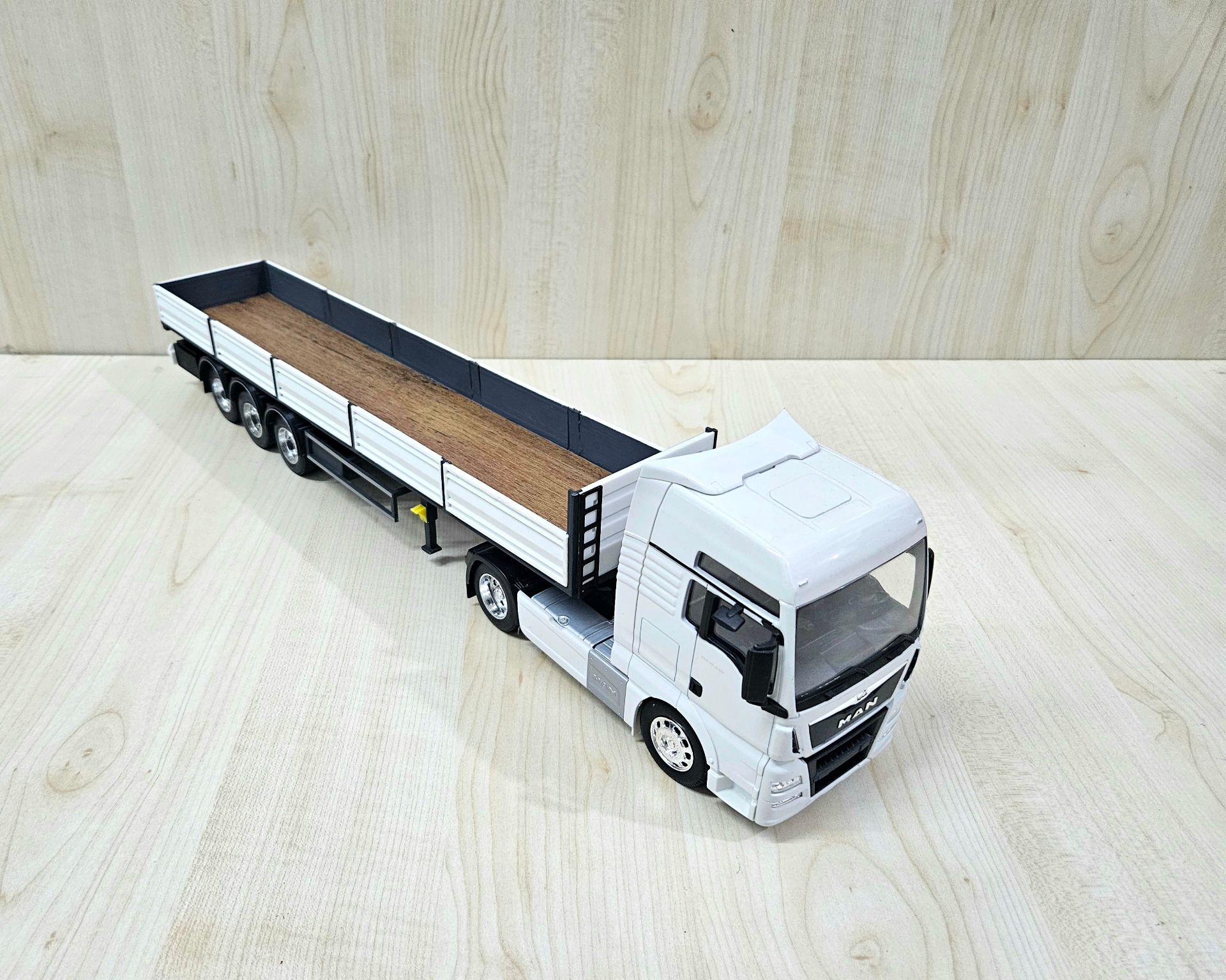 1/32 WELLY MAN TGX SAL DORSELİ TIR MAKETİ