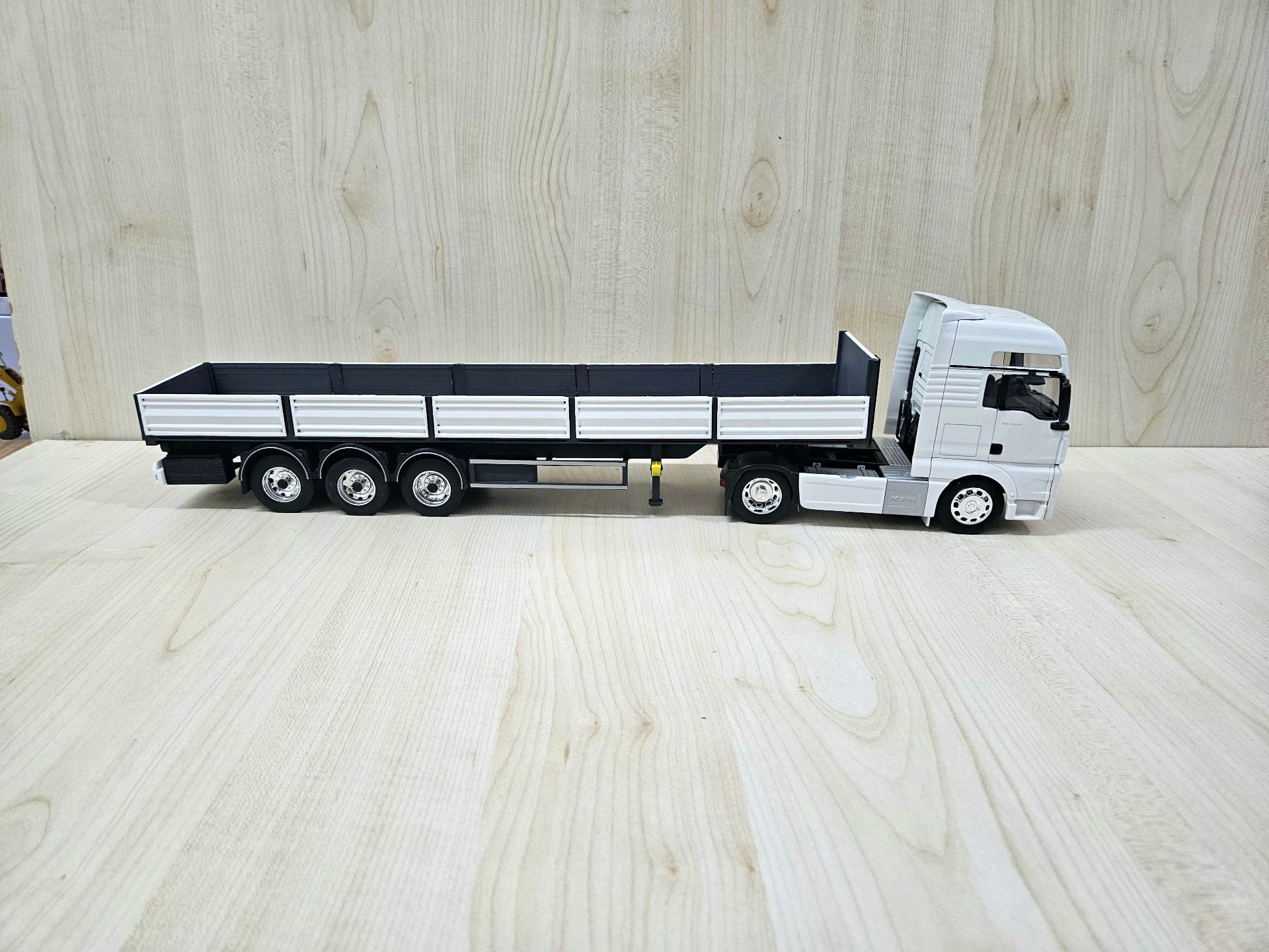 1/32 WELLY MAN TGX SAL DORSELİ TIR MAKETİ