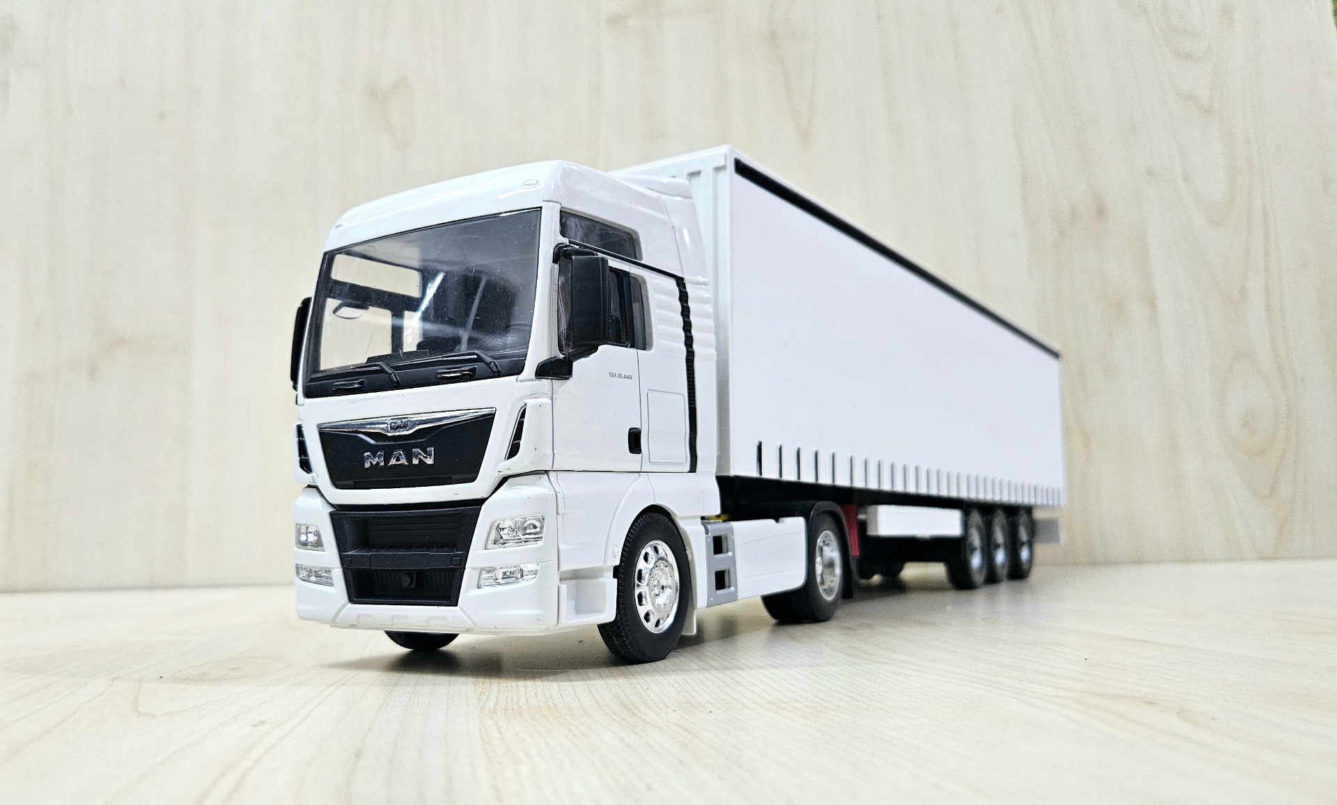 1/32 WELLY MAN TGX TENTE DORSELİ TIR MAKETİ