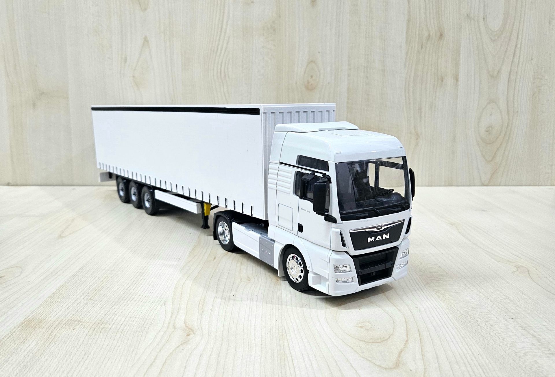 1/32 WELLY MAN TGX TENTE DORSELİ TIR MAKETİ
