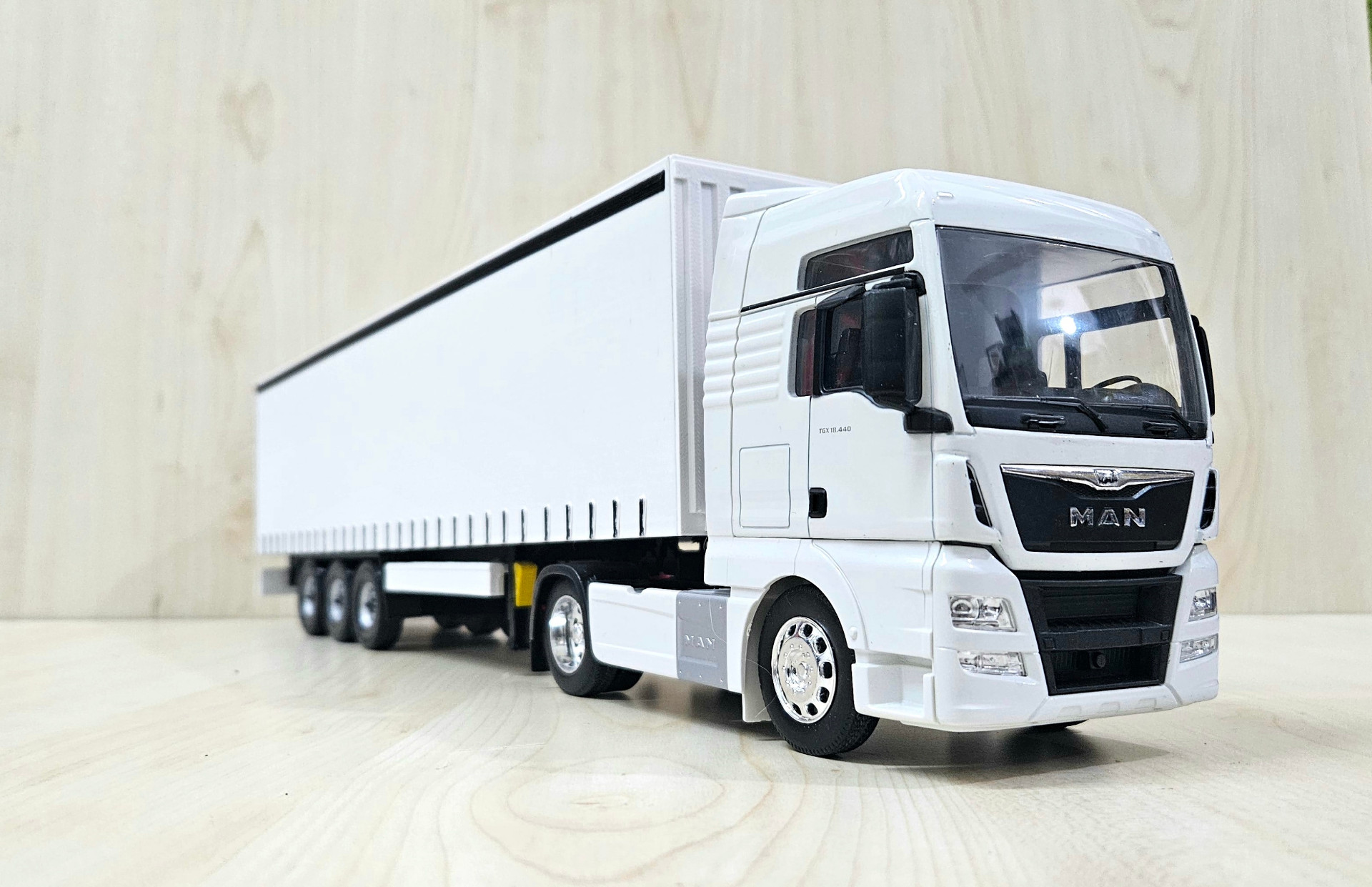 1/32 WELLY MAN TGX TENTE DORSELİ TIR MAKETİ