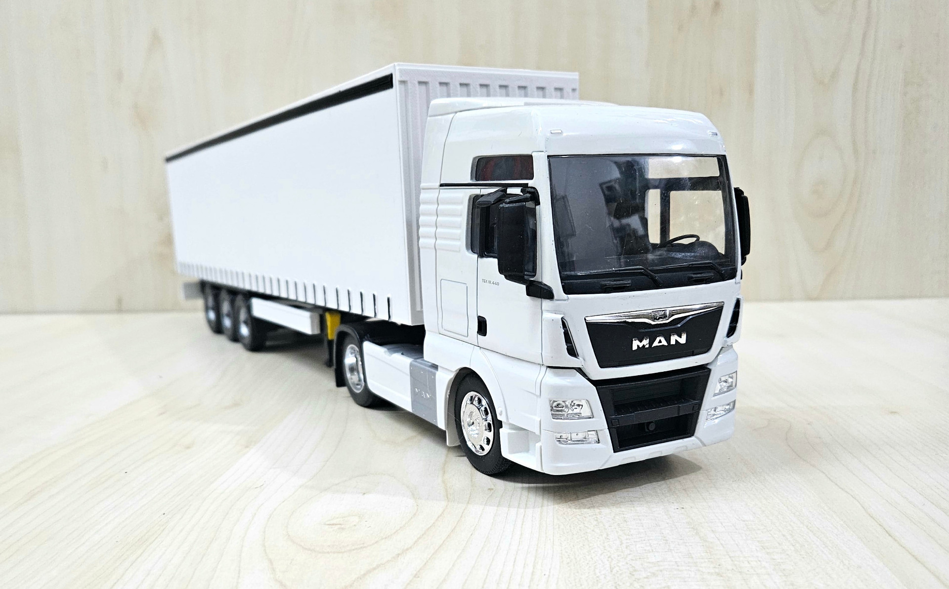1/32 WELLY MAN TGX TENTE DORSELİ TIR MAKETİ