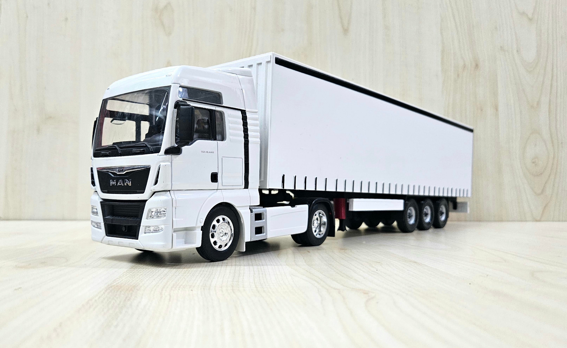 1/32 WELLY MAN TGX TENTE DORSELİ TIR MAKETİ
