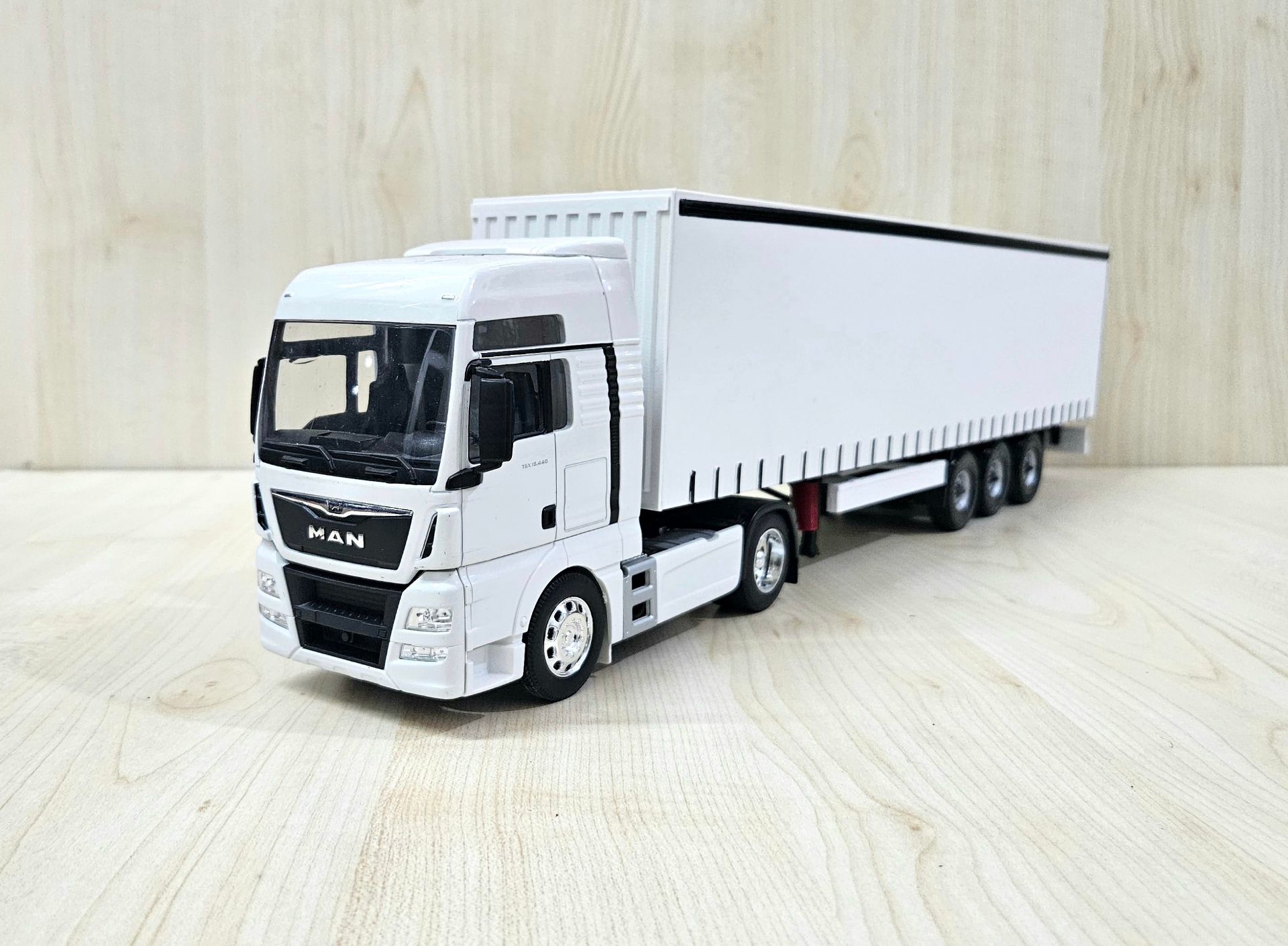 1/32 WELLY MAN TGX TENTE DORSELİ TIR MAKETİ