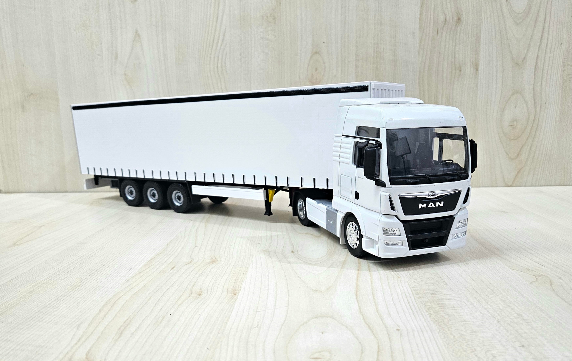 1/32 WELLY MAN TGX TENTE DORSELİ TIR MAKETİ