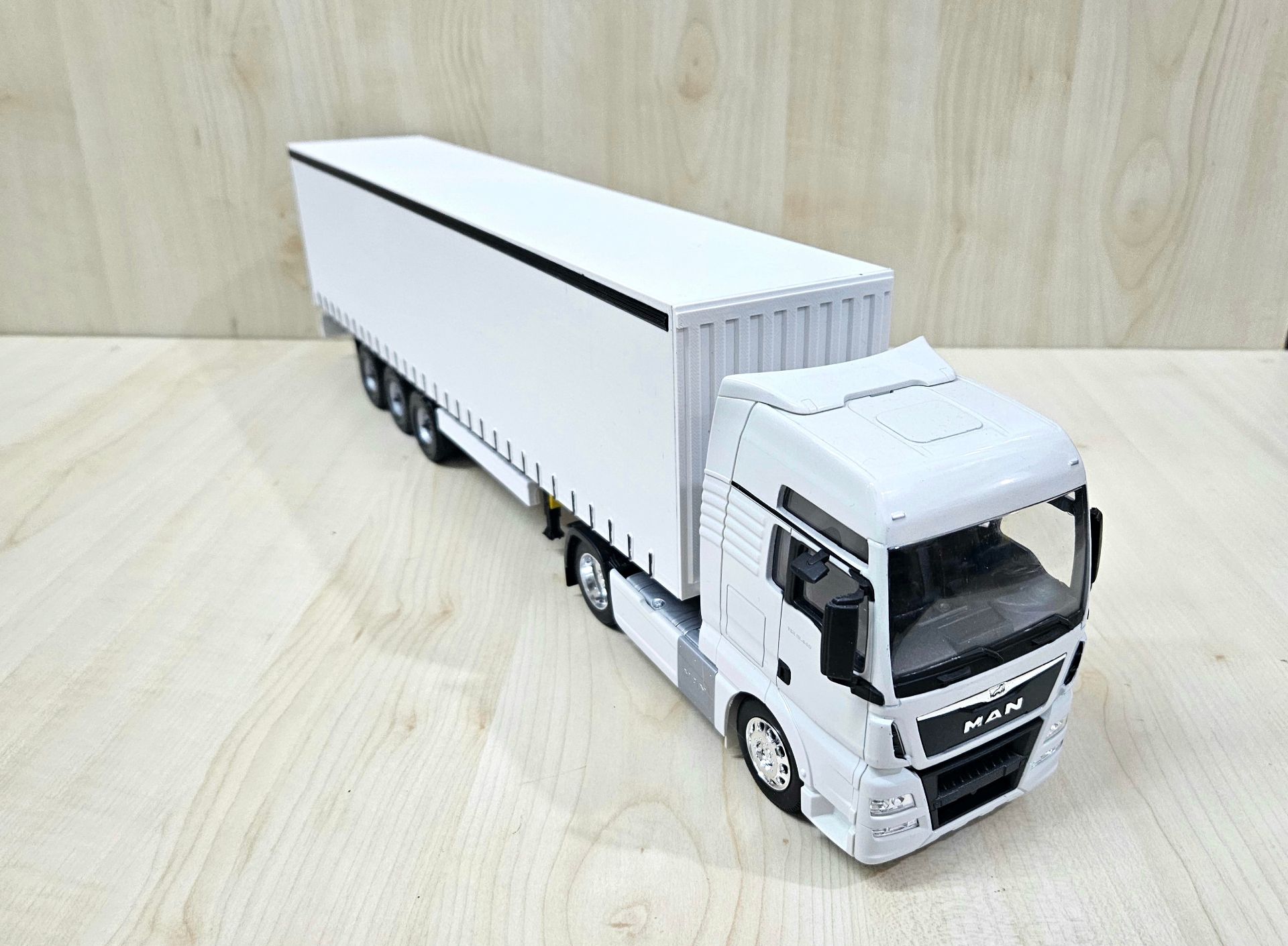 1/32 WELLY MAN TGX TENTE DORSELİ TIR MAKETİ