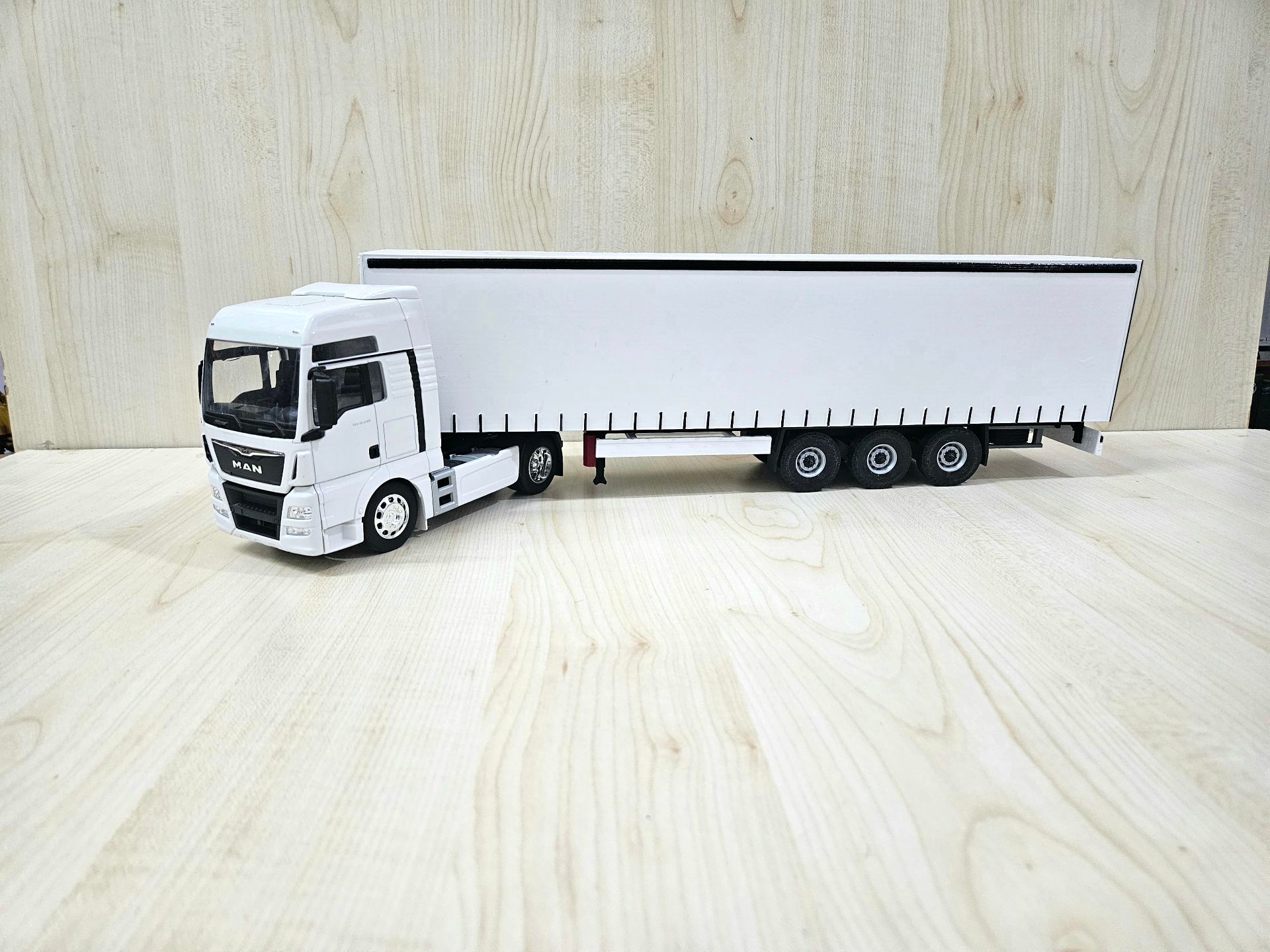 1/32 WELLY MAN TGX TENTE DORSELİ TIR MAKETİ