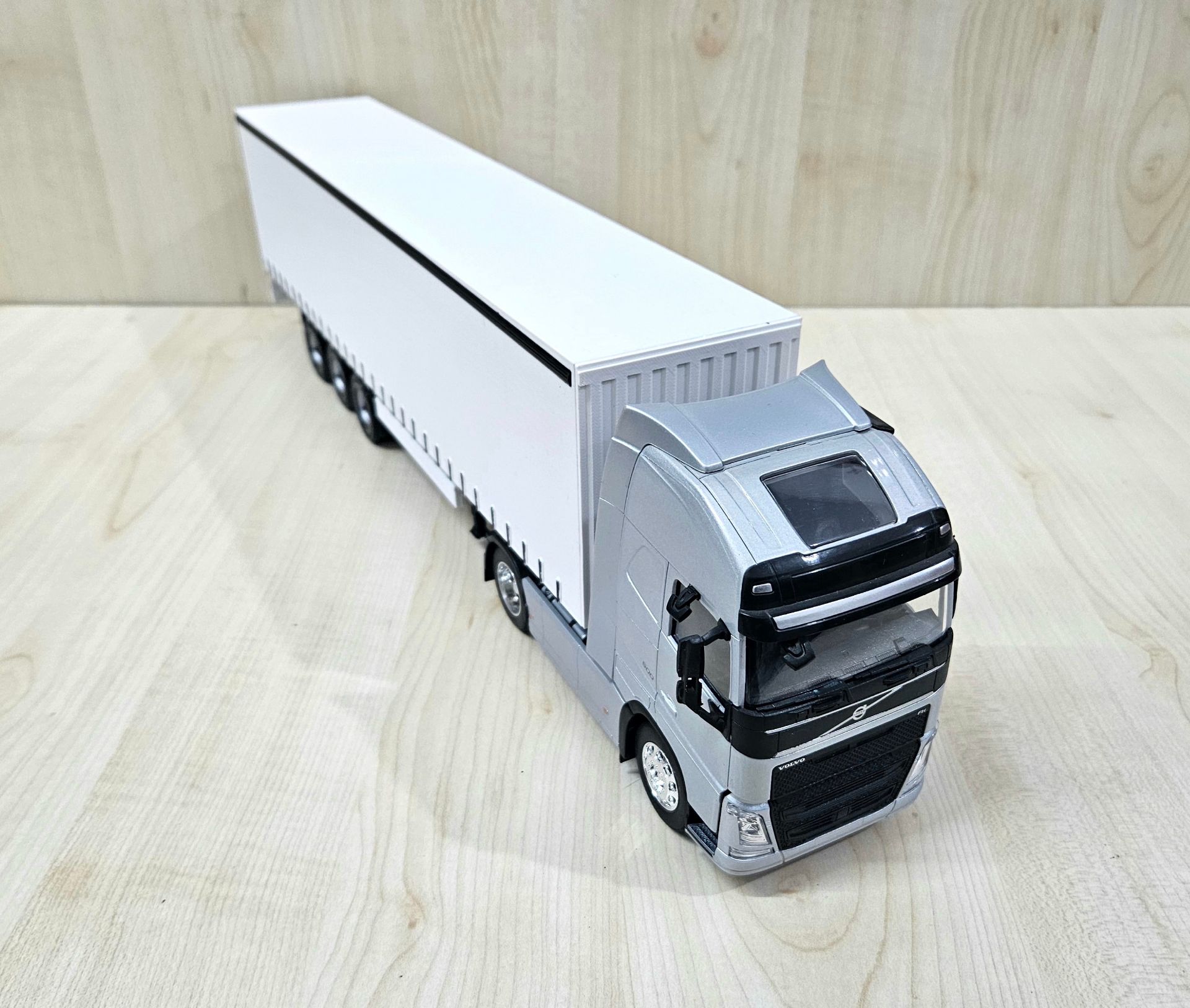 1/32 WELLY GRİ VOLVO FH4 TENTE DORSELİ TIR MAKETİ