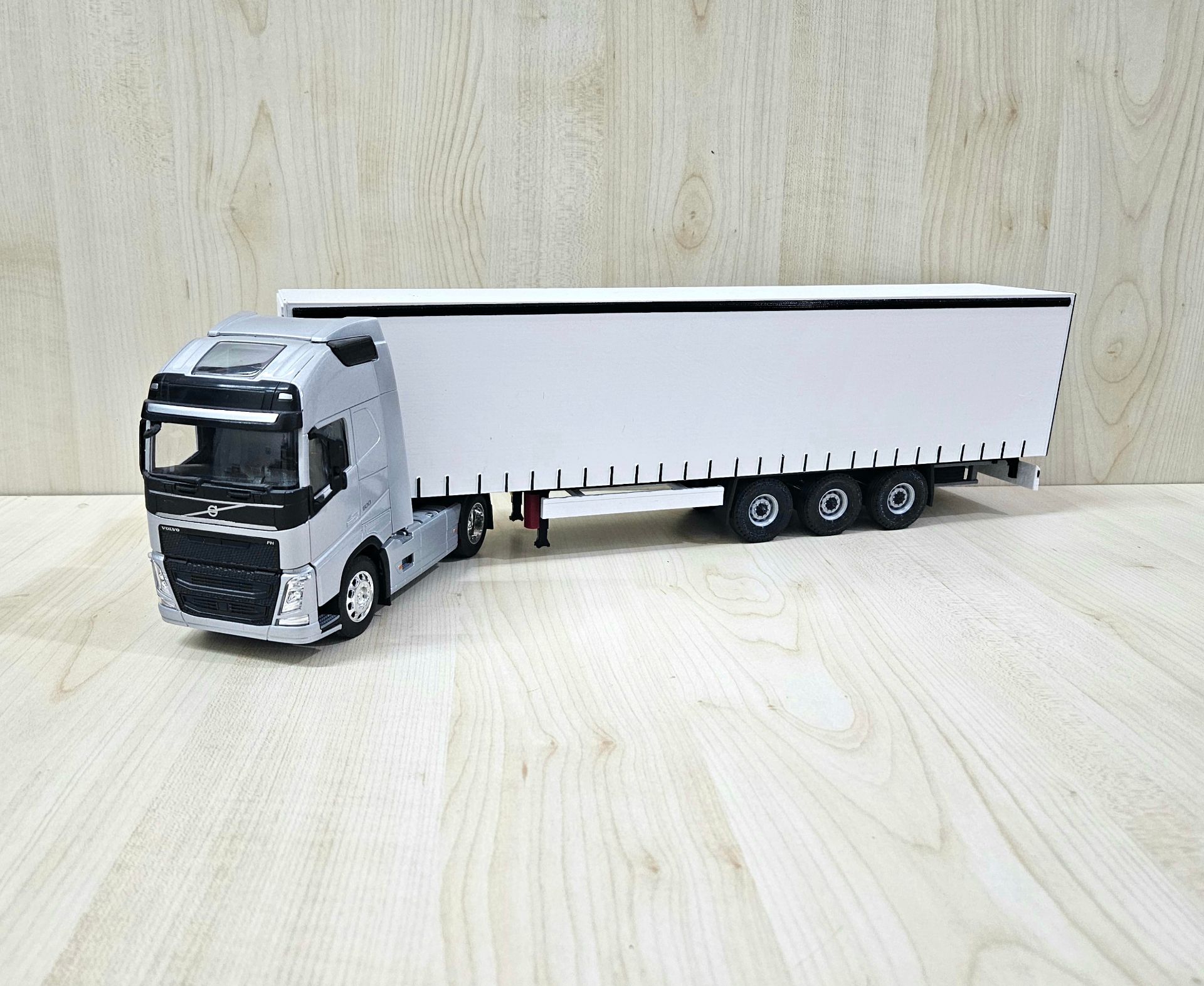 1/32 WELLY GRİ VOLVO FH4 TENTE DORSELİ TIR MAKETİ